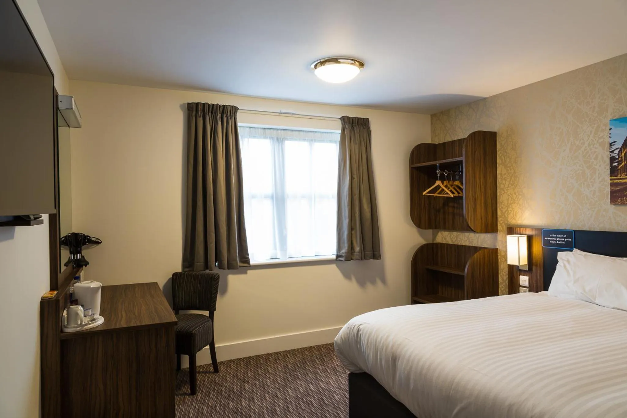 Bedroom, Bed in Spread Eagle, Gailey by Marston's Inns