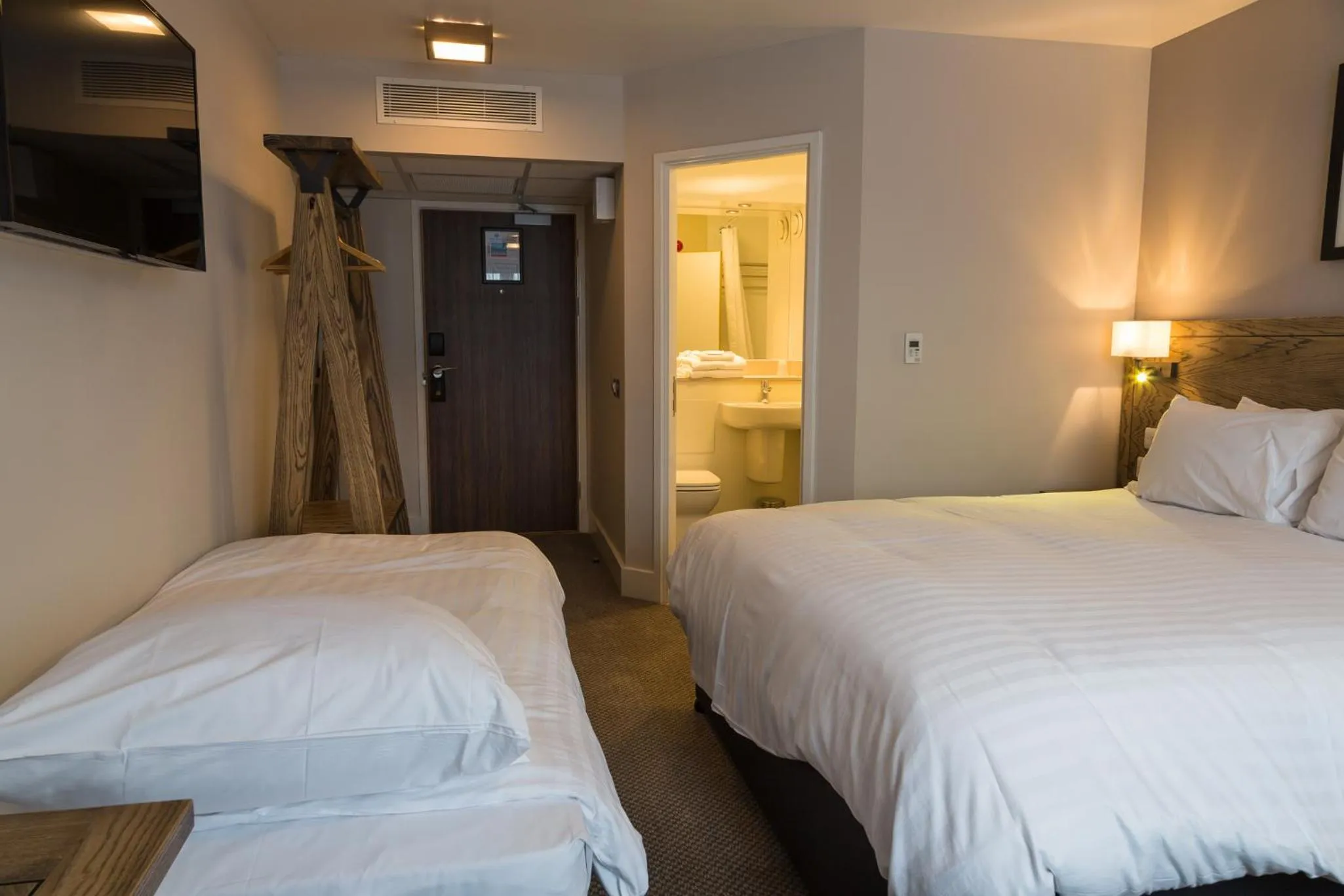 Bedroom, Bed in Spread Eagle, Gailey by Marston's Inns