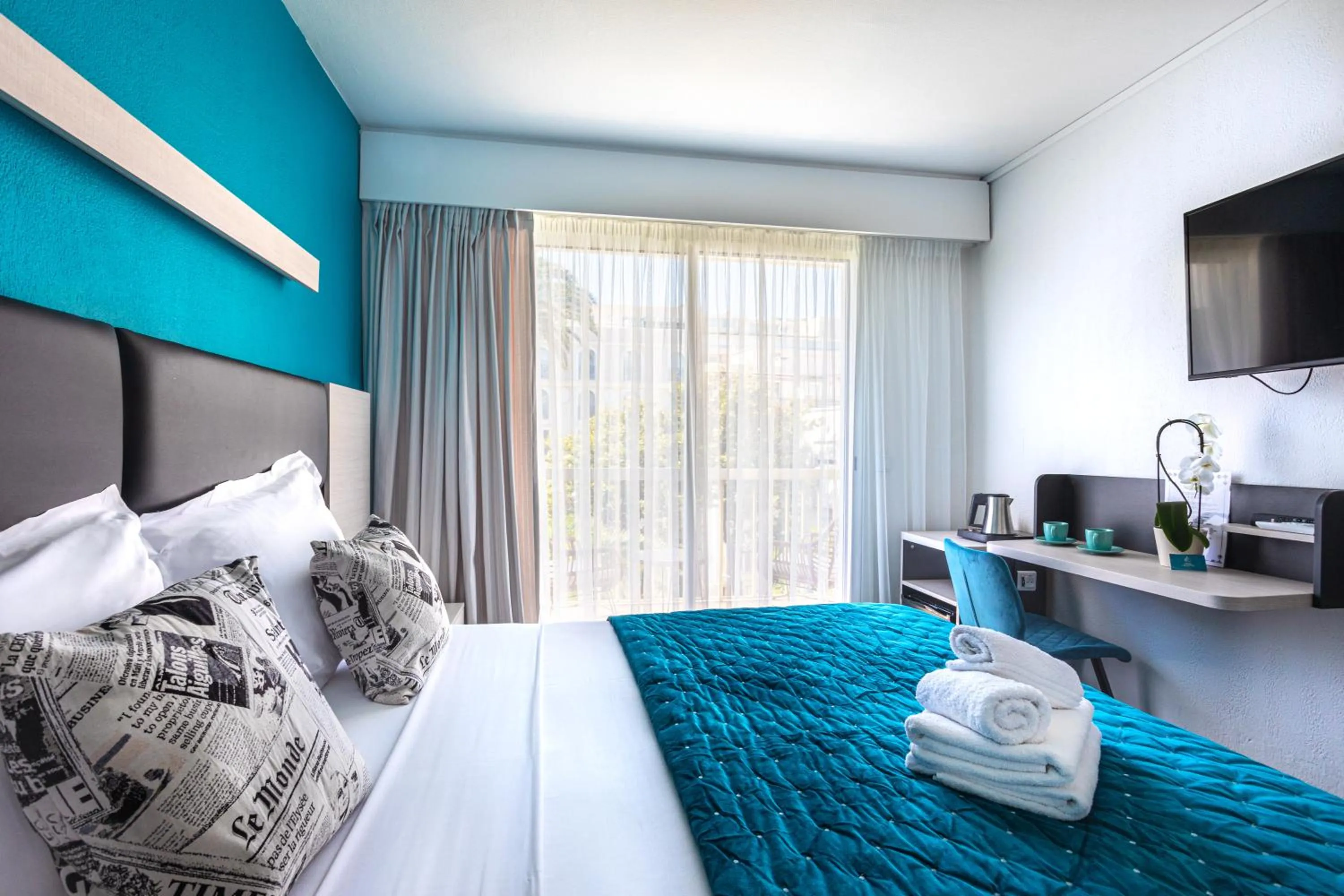 Photo of the whole room, Bed in Hôtel Jardin Croisette