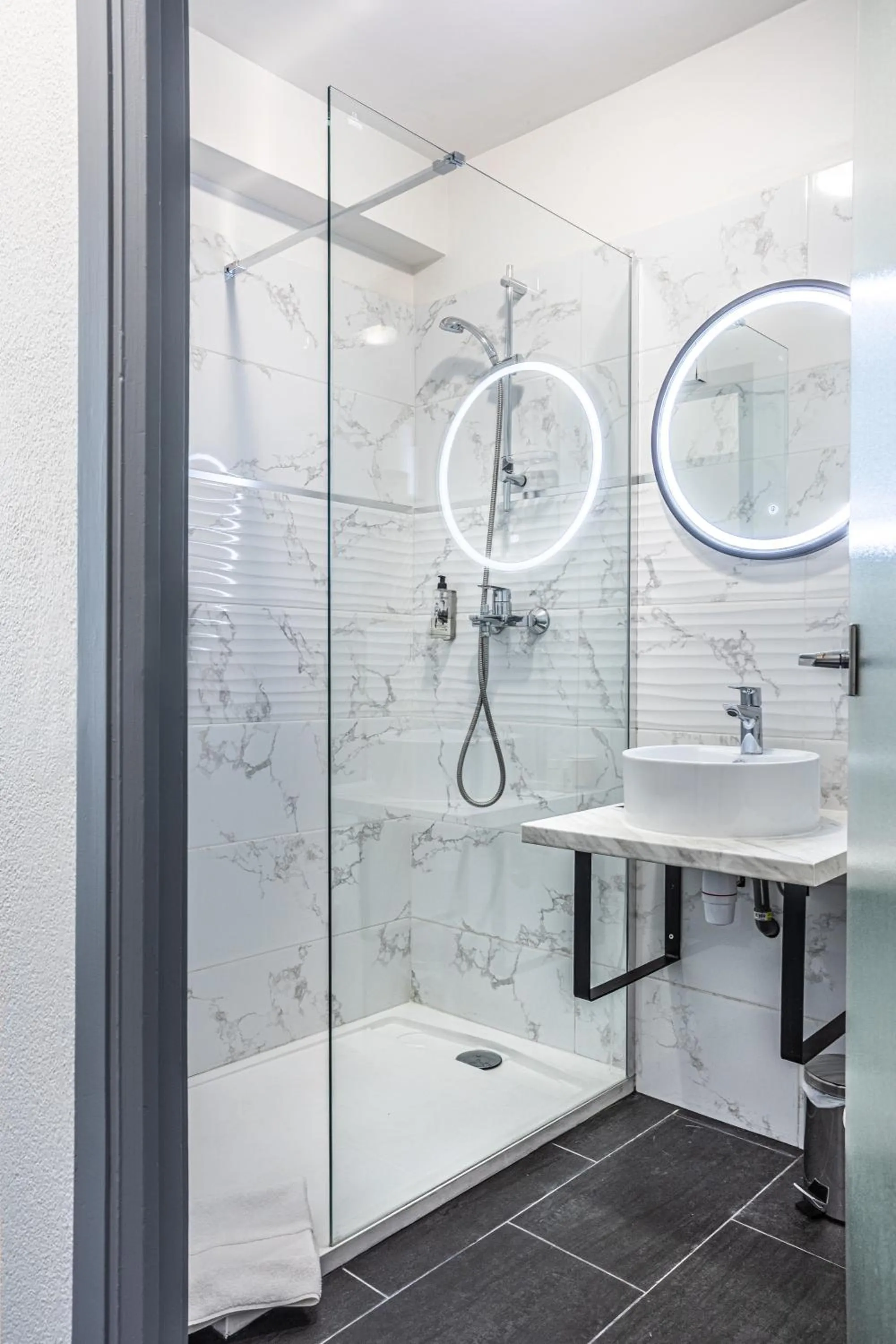 Shower in Hôtel Jardin Croisette