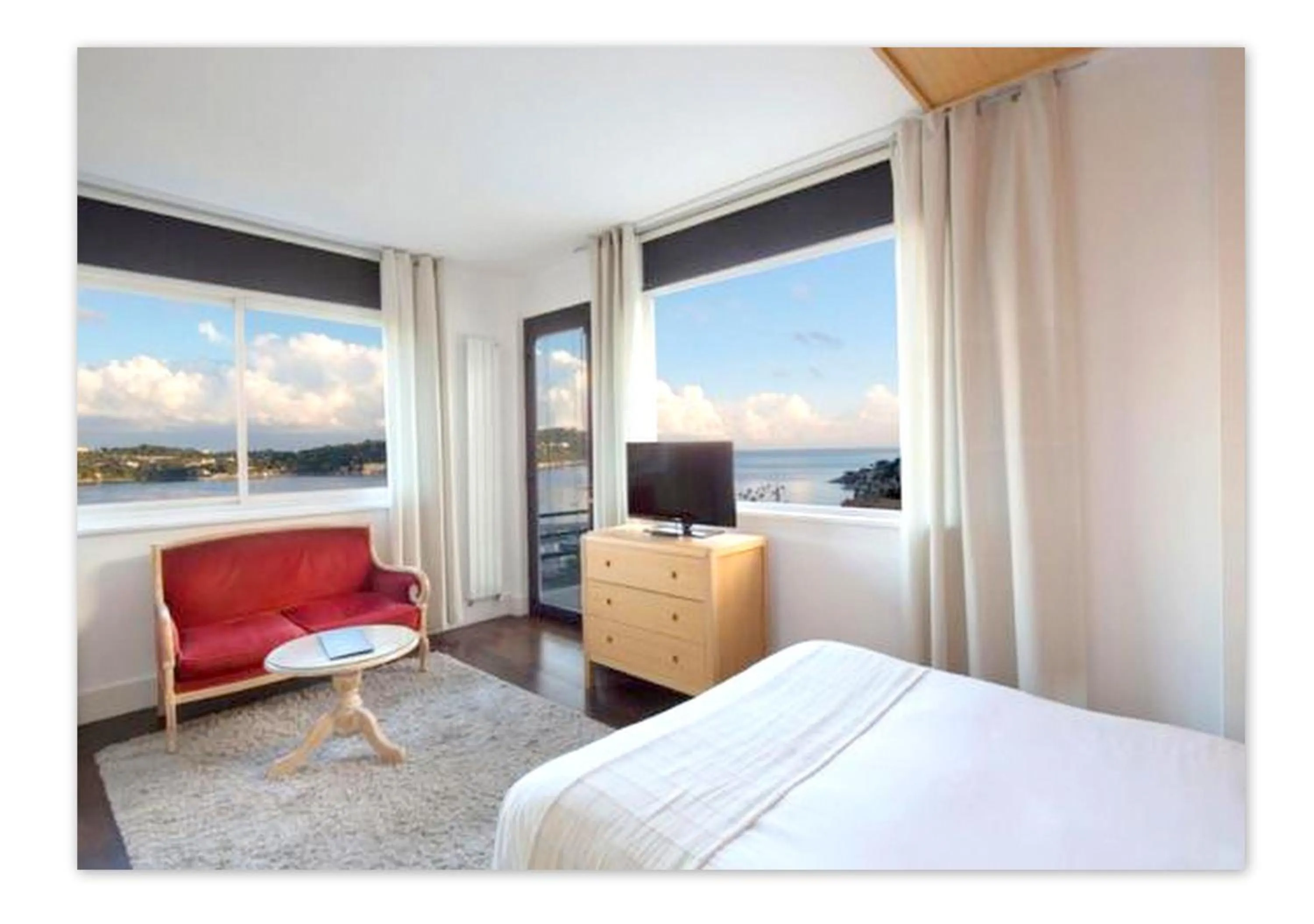 Two Connecting Rooms with Balcony and Sea View in Hôtel Le Versailles