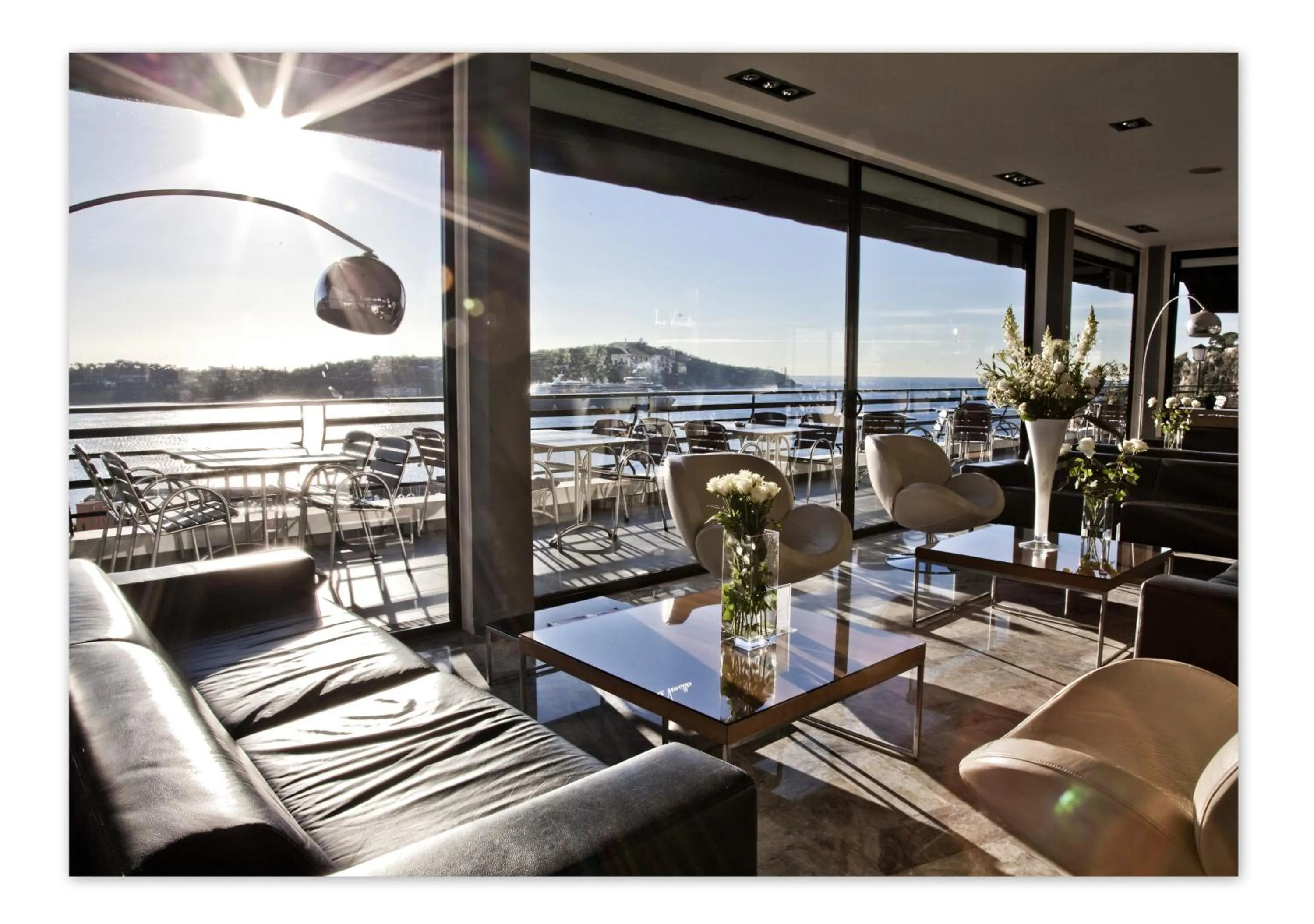 Communal lounge/ TV room in Hôtel Le Versailles