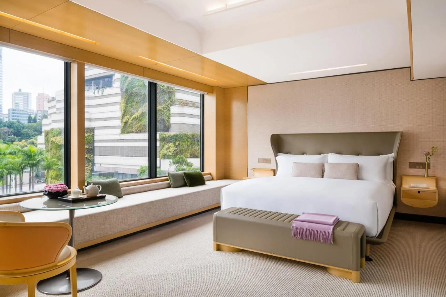 Photo of the whole room, Bed in Regent Hong Kong