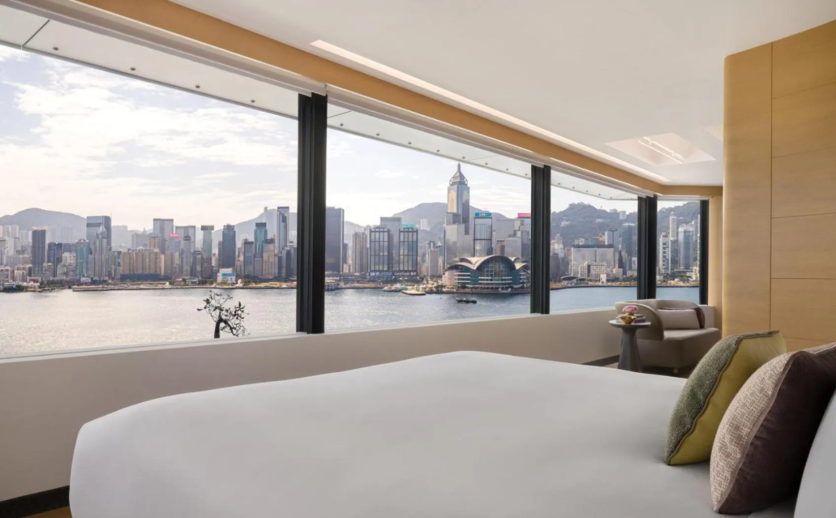 Photo of the whole room, Bed in Regent Hong Kong