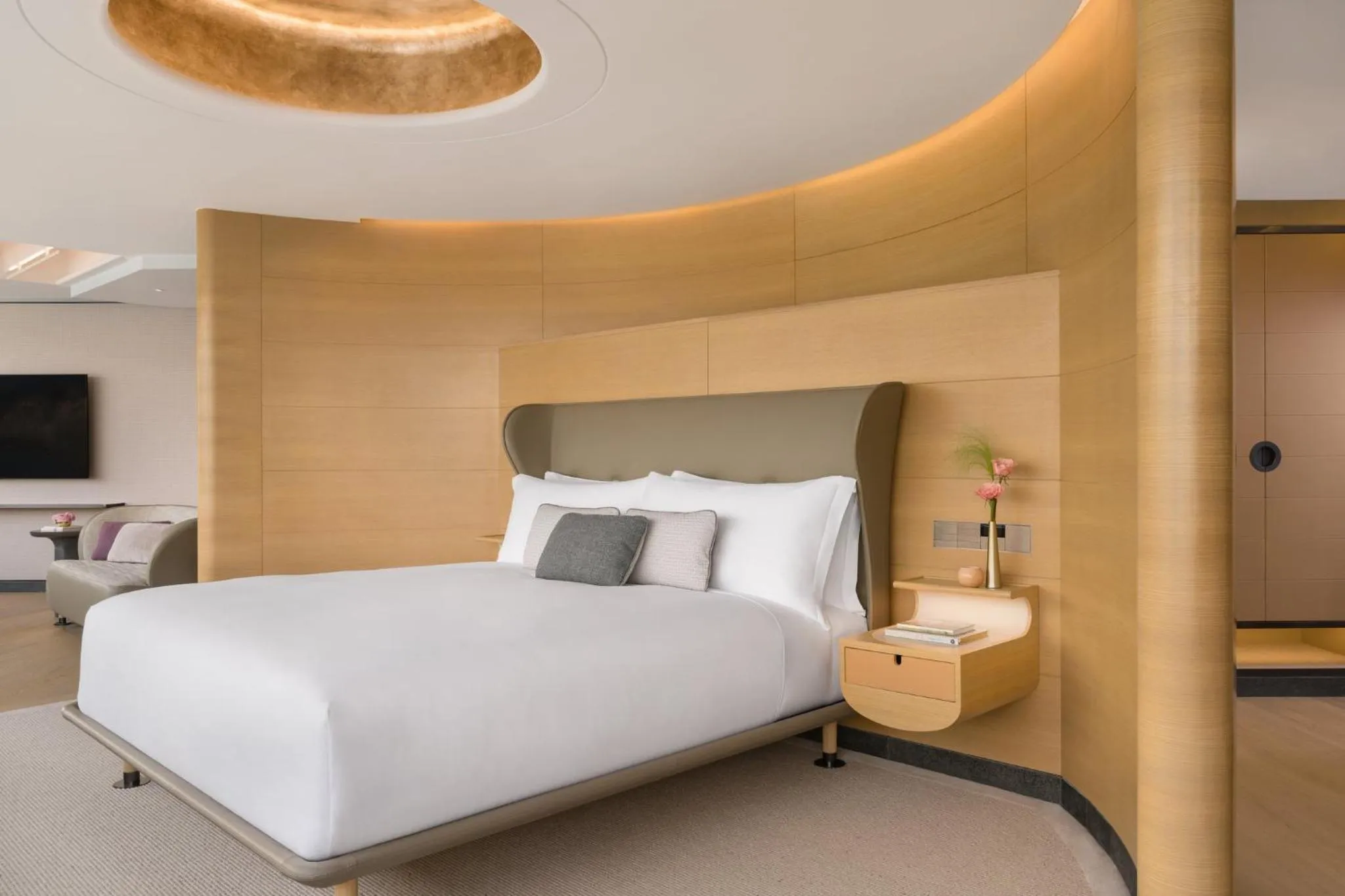 Photo of the whole room, Bed in Regent Hong Kong