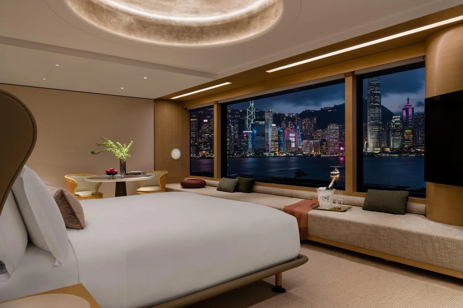View (from property/room), Bed in Regent Hong Kong
