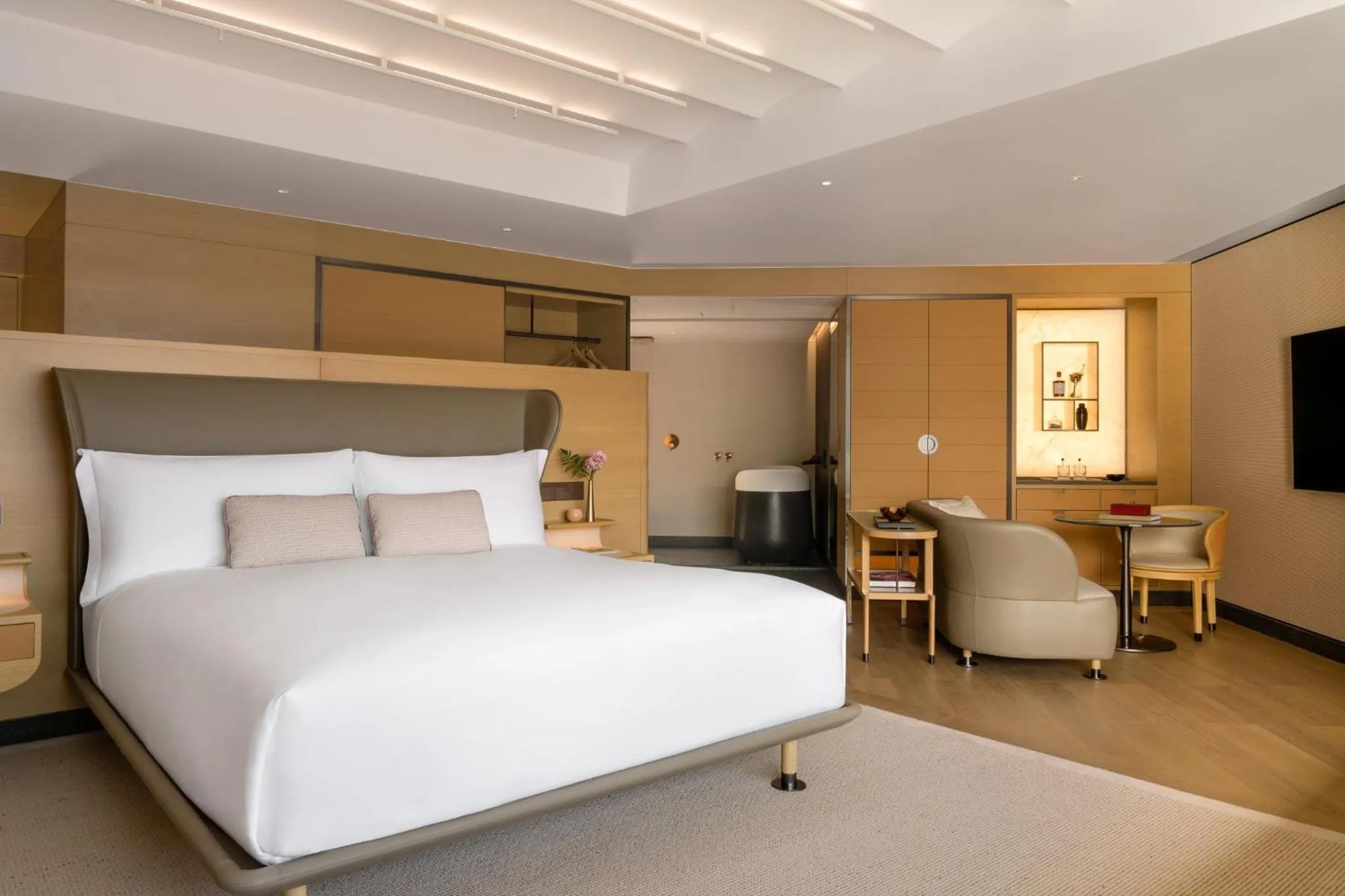 Photo of the whole room, Bed in Regent Hong Kong