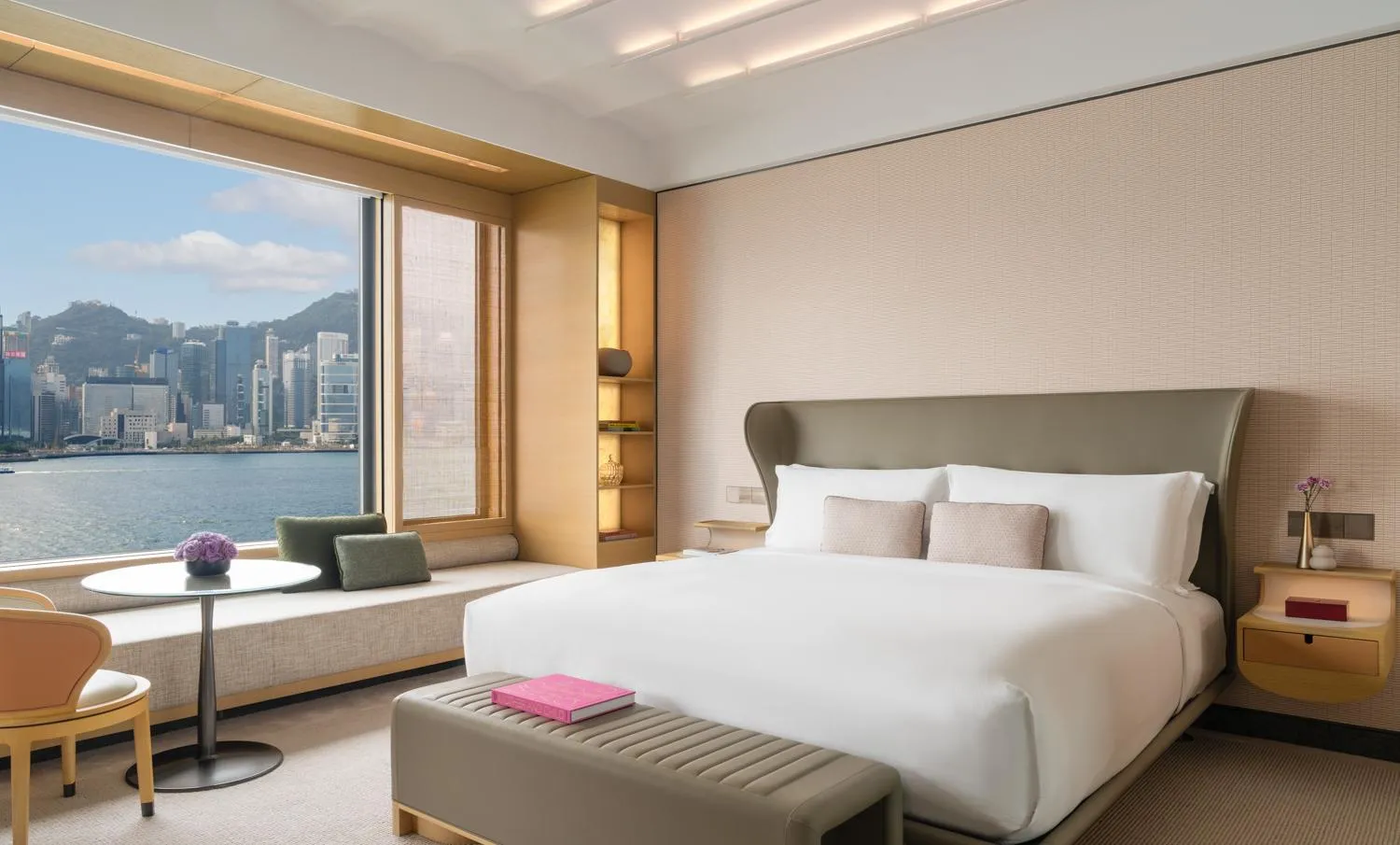 Bedroom, Bed in Regent Hong Kong