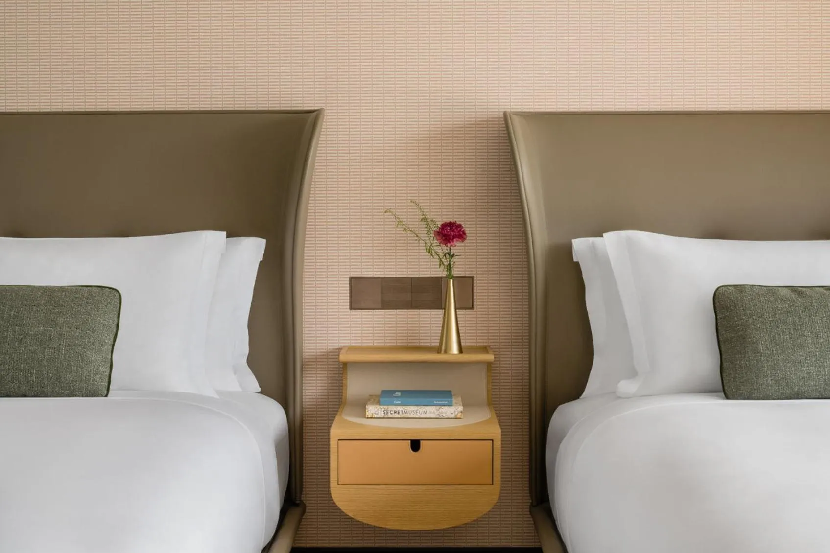 Photo of the whole room, Bed in Regent Hong Kong