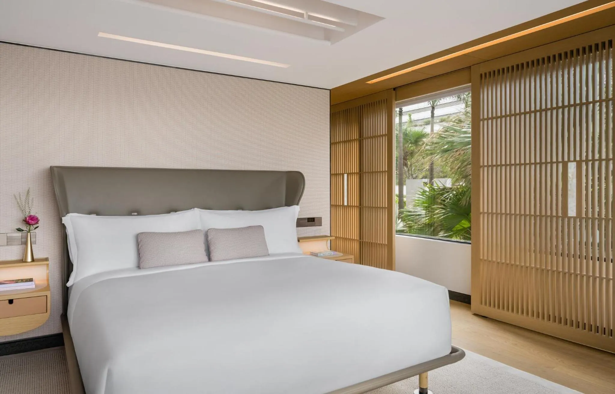 Photo of the whole room, Bed in Regent Hong Kong