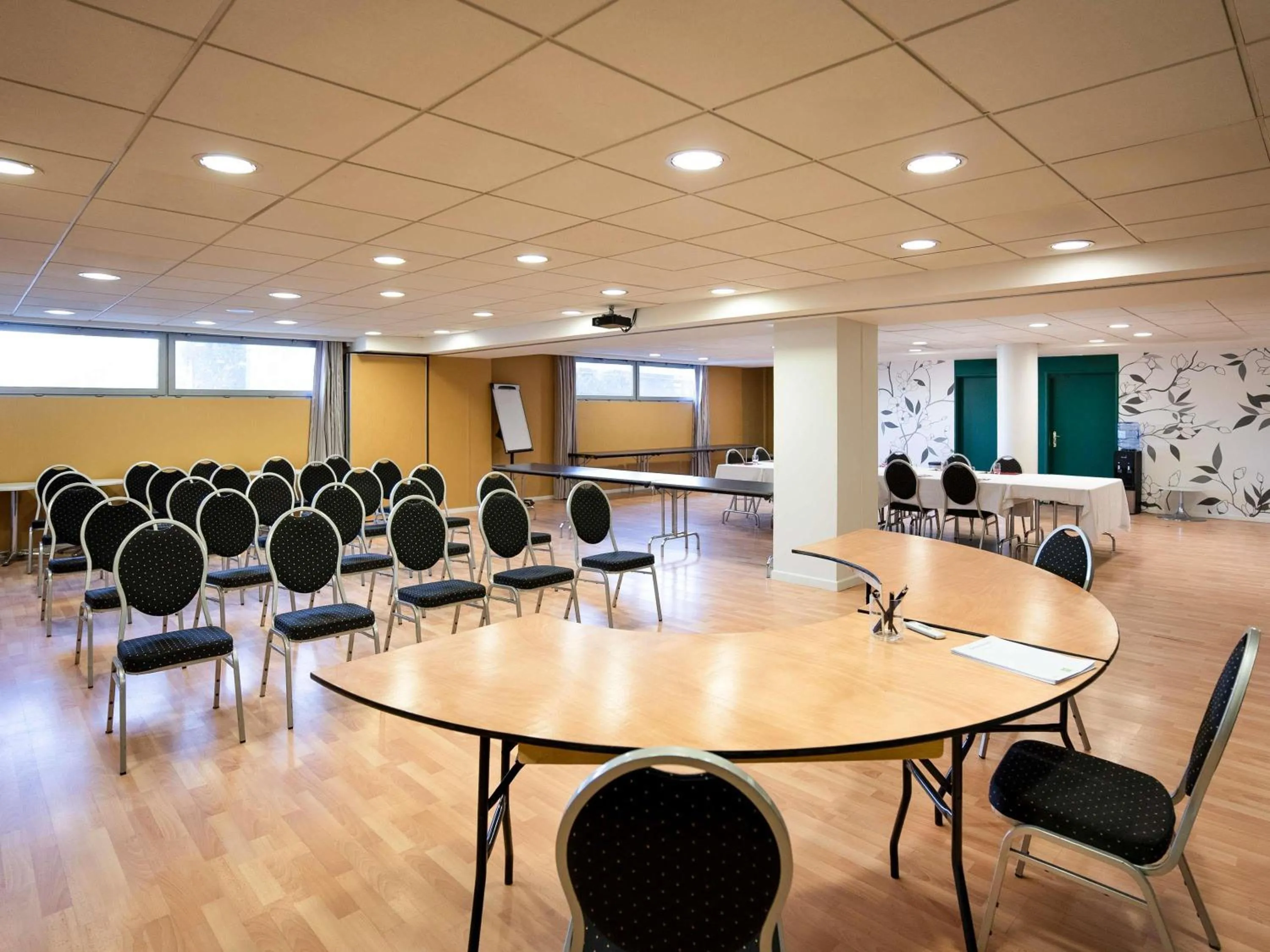 Meeting/conference room in ibis Styles Chatenay Malabry Paris Sud