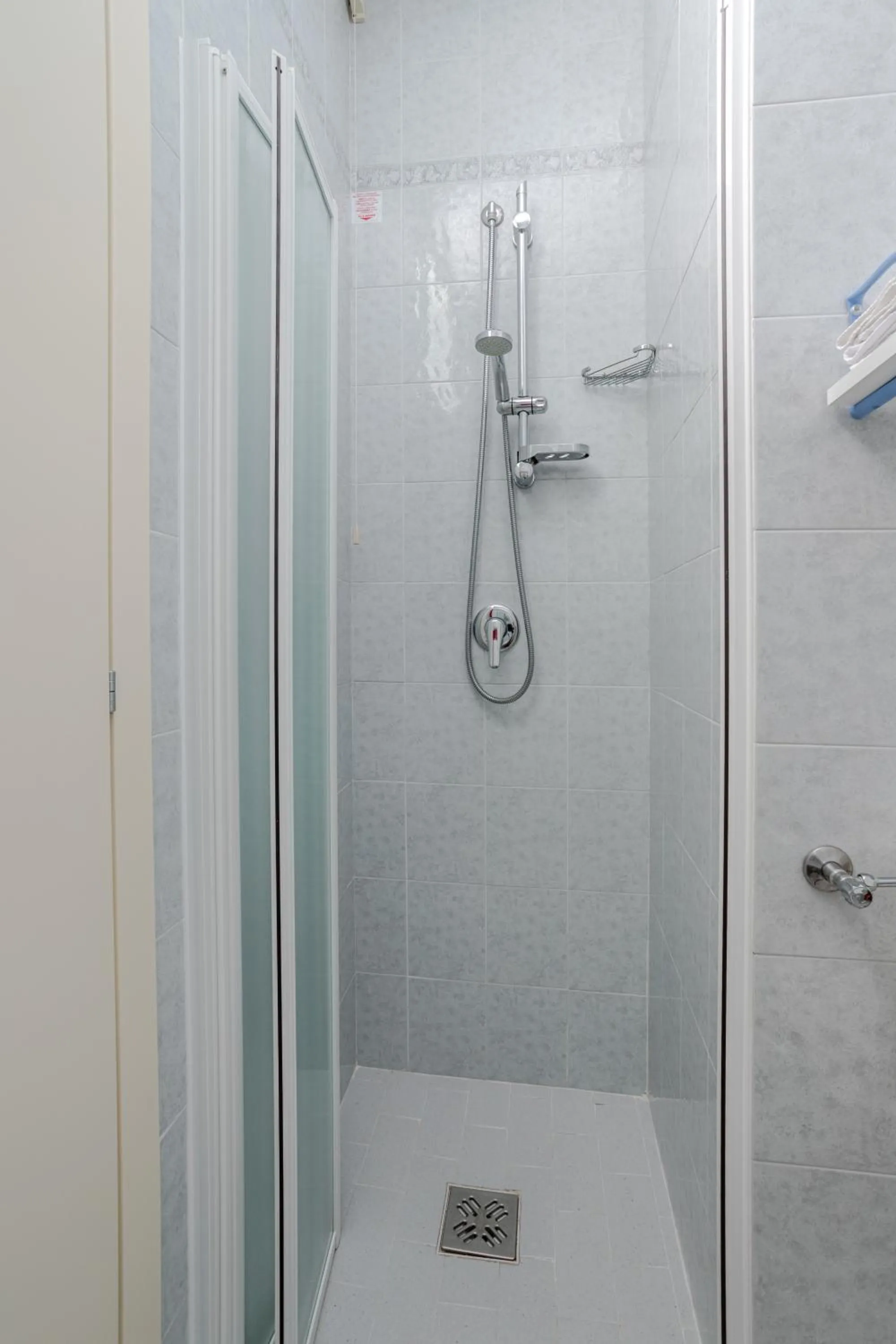Shower in Hotel La Brezza frontemare