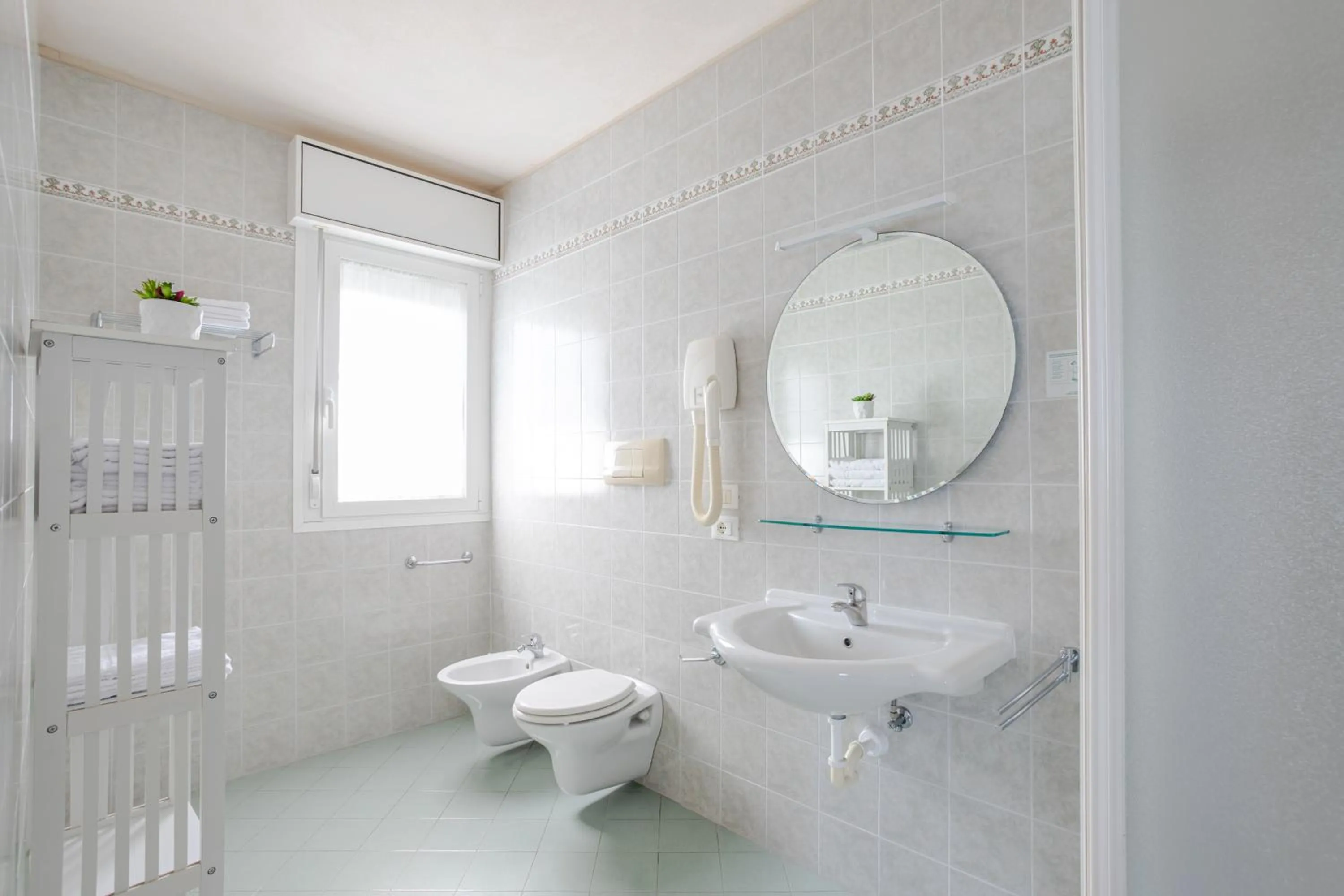 Toilet in Hotel La Brezza frontemare