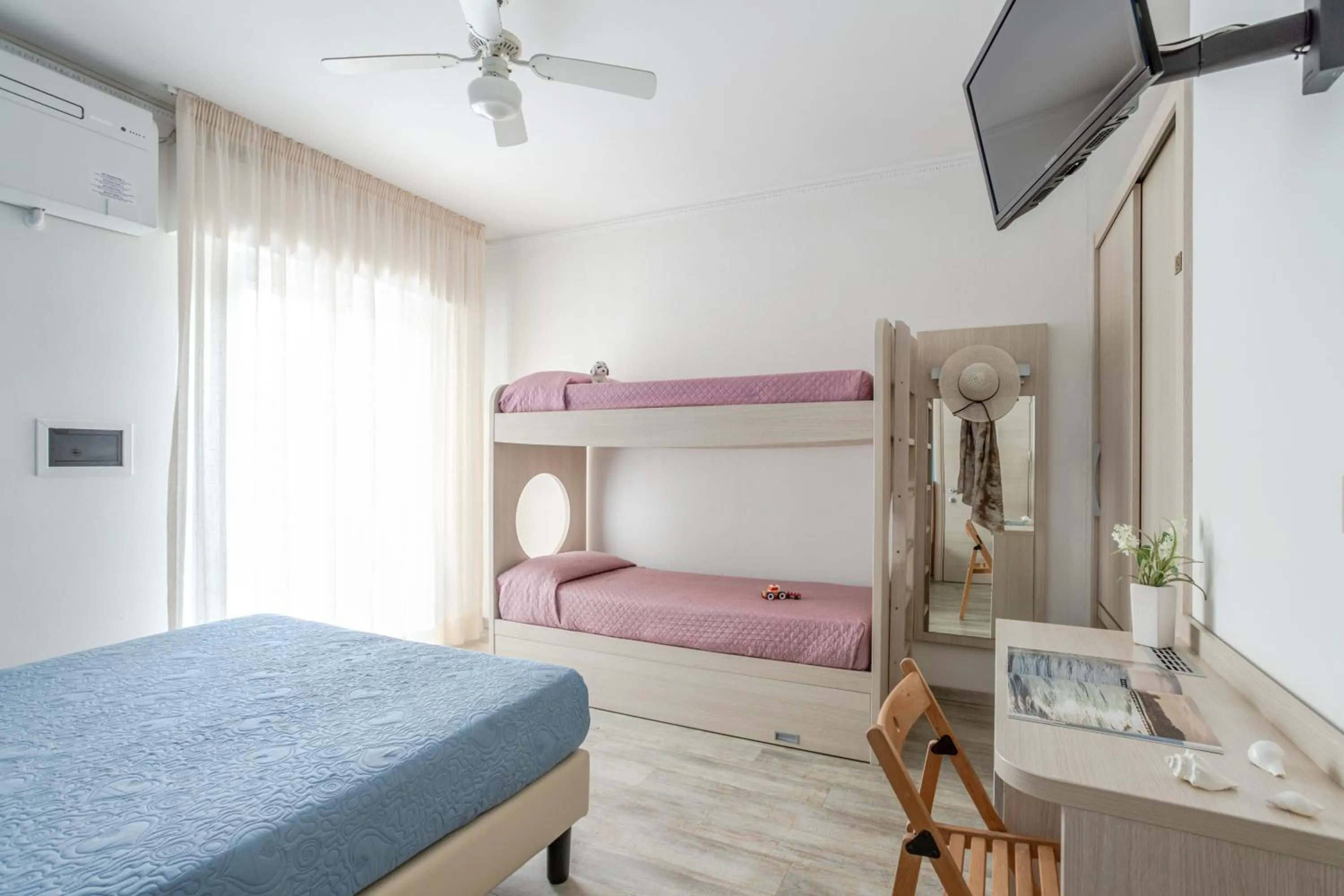 bunk bed, Bed in Hotel La Brezza frontemare