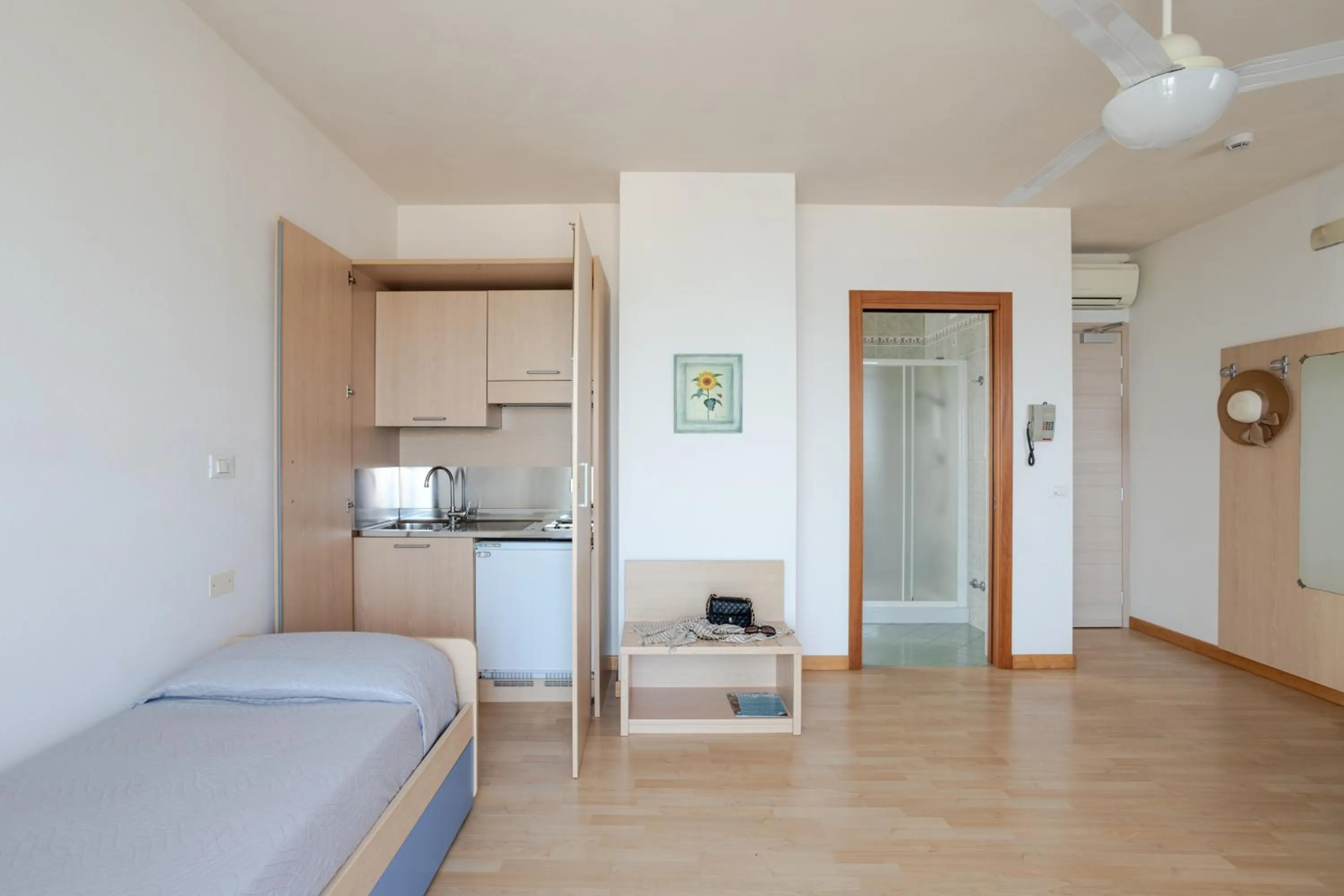 Kitchen or kitchenette, Bed in Hotel La Brezza frontemare