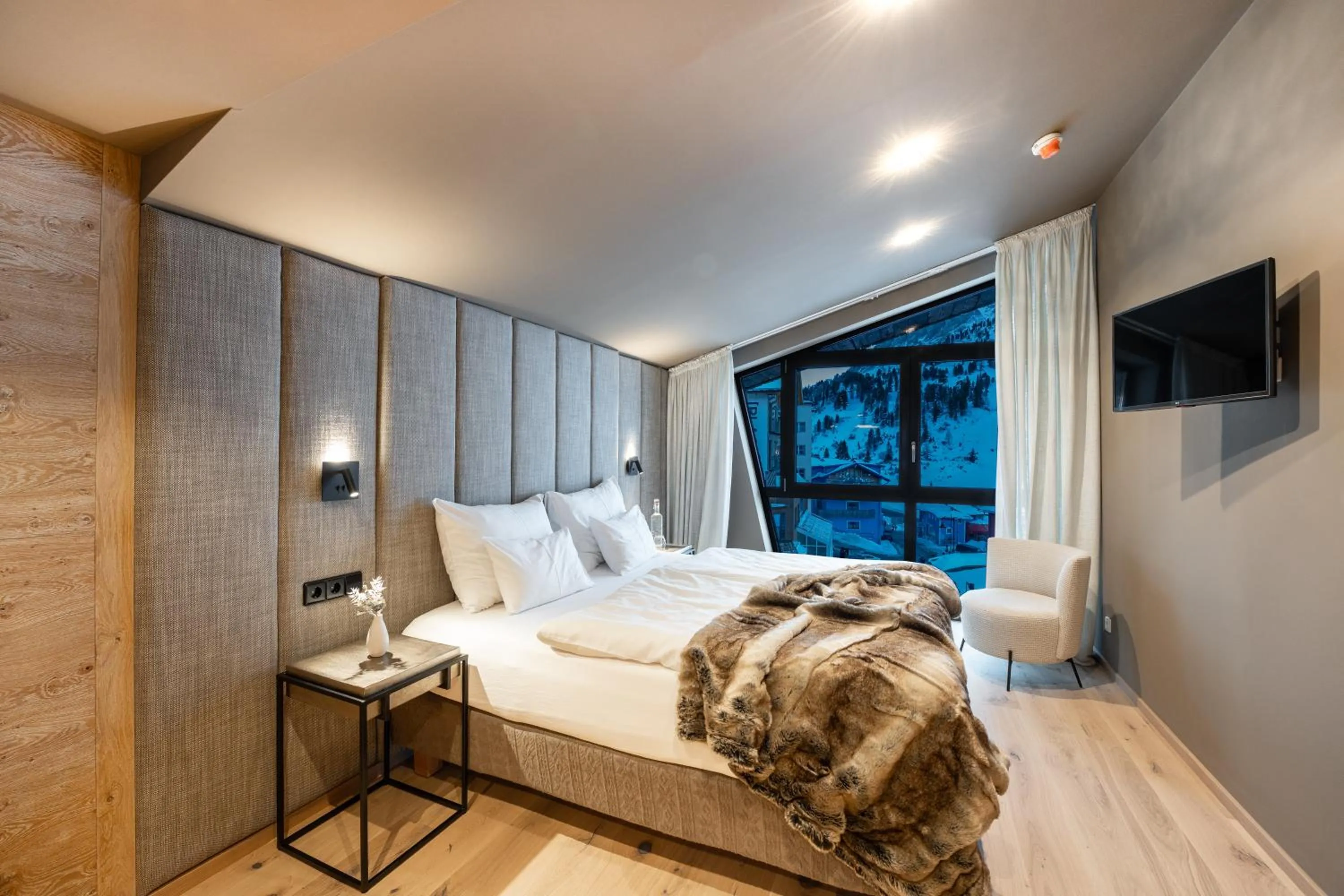 Photo of the whole room, Bed in Das Kohlmayr Superior