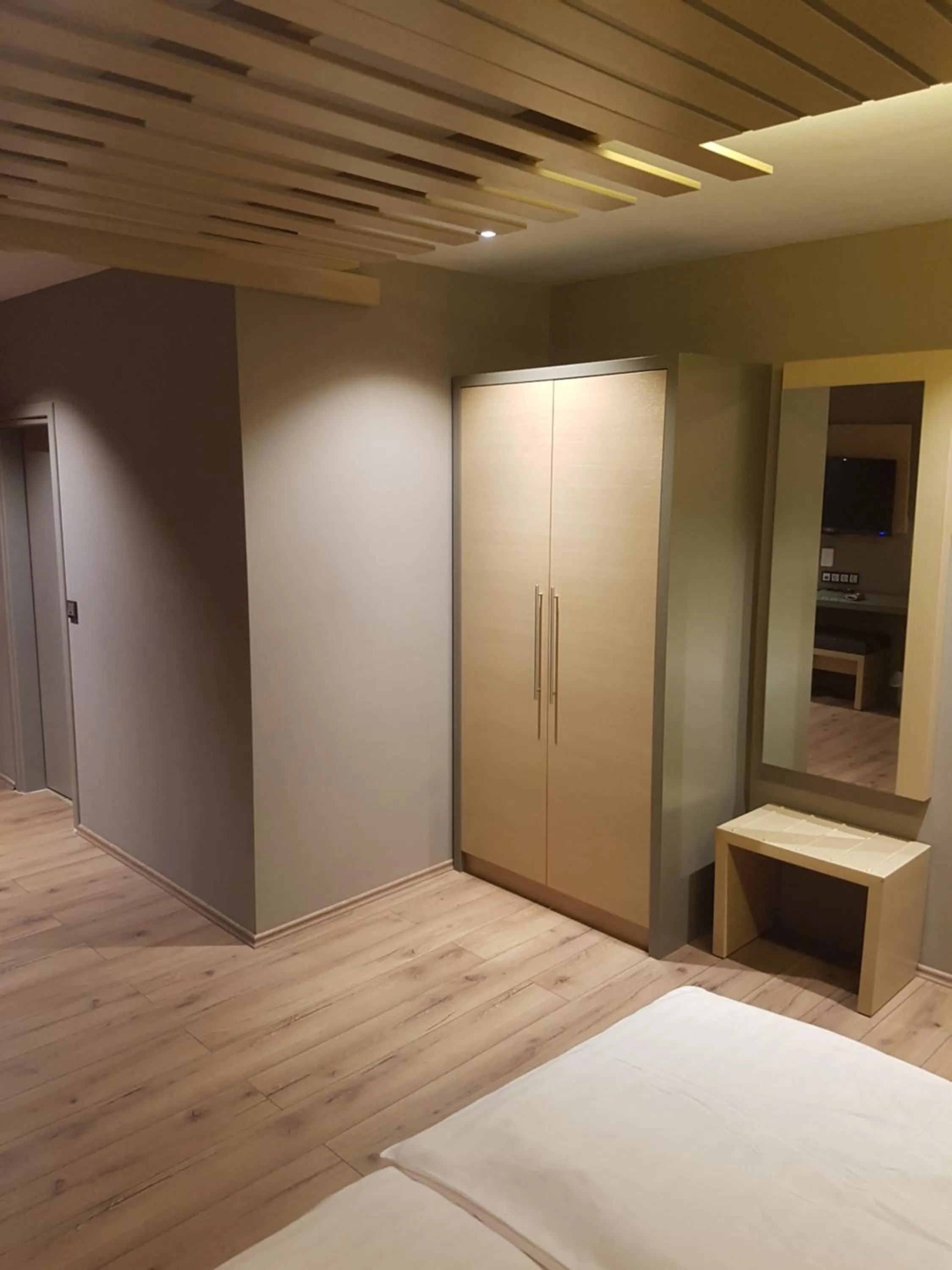 Photo of the whole room, Bed in Zum grünen Baum Hotel Frankfurt Airport