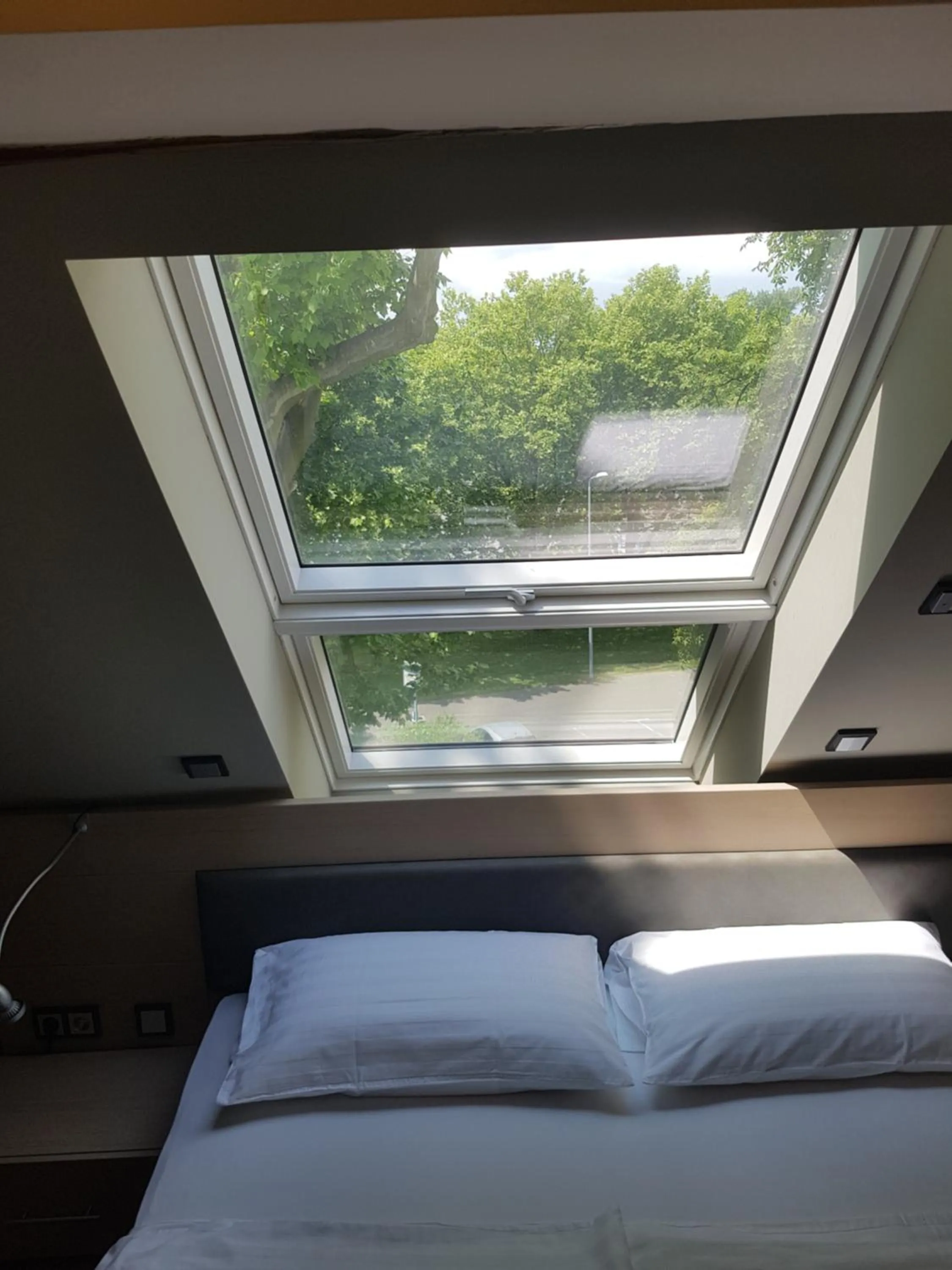 Garden view, Bed in Zum grünen Baum Hotel Frankfurt Airport