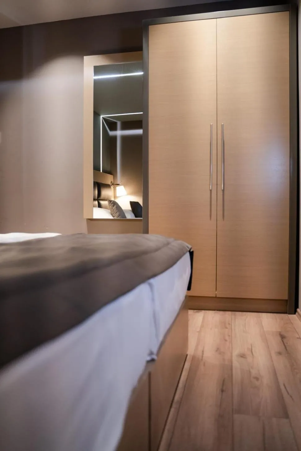 wardrobe, Bed in Zum grünen Baum Hotel Frankfurt Airport