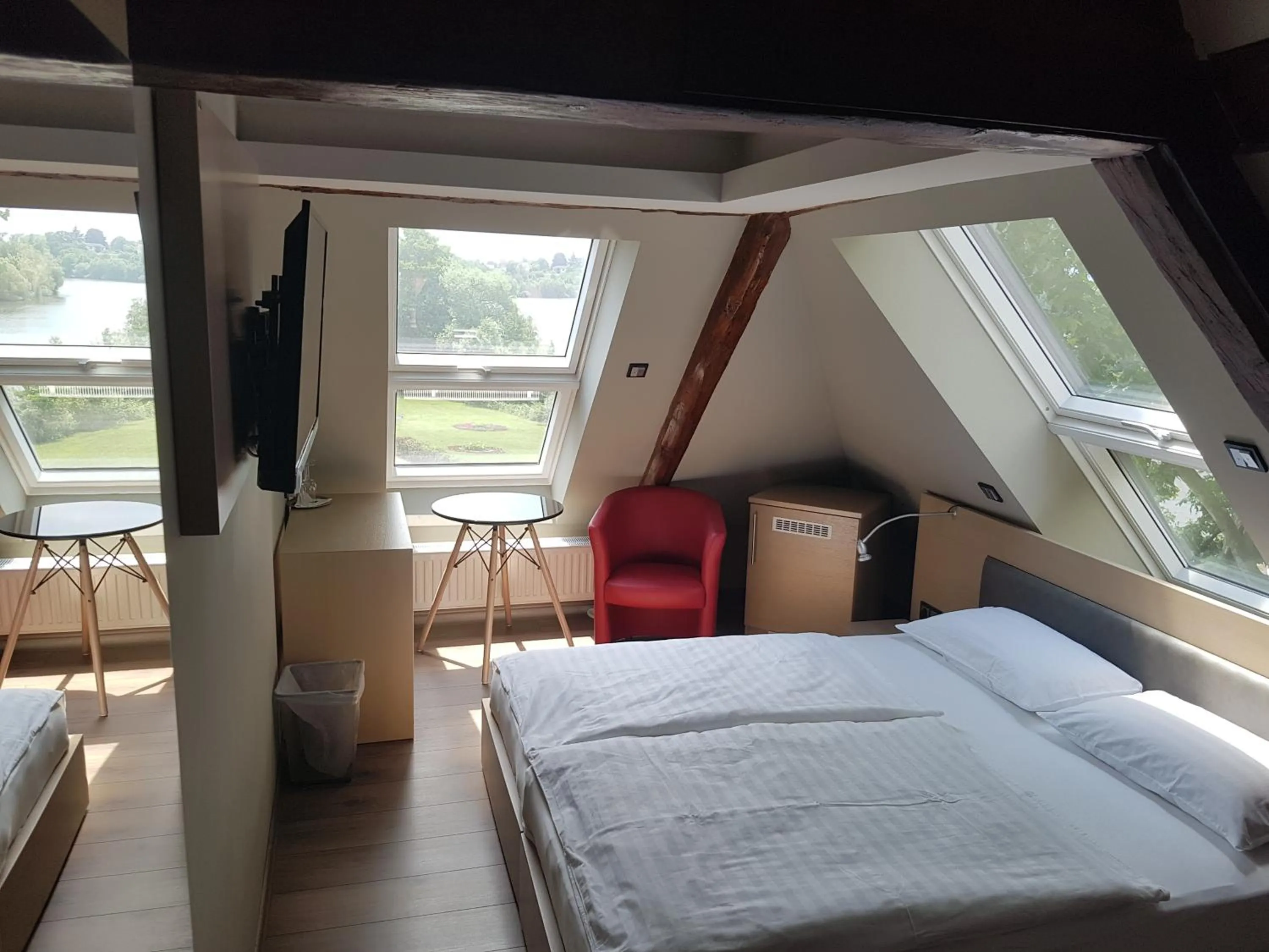 Garden view, Bed in Zum grünen Baum Hotel Frankfurt Airport