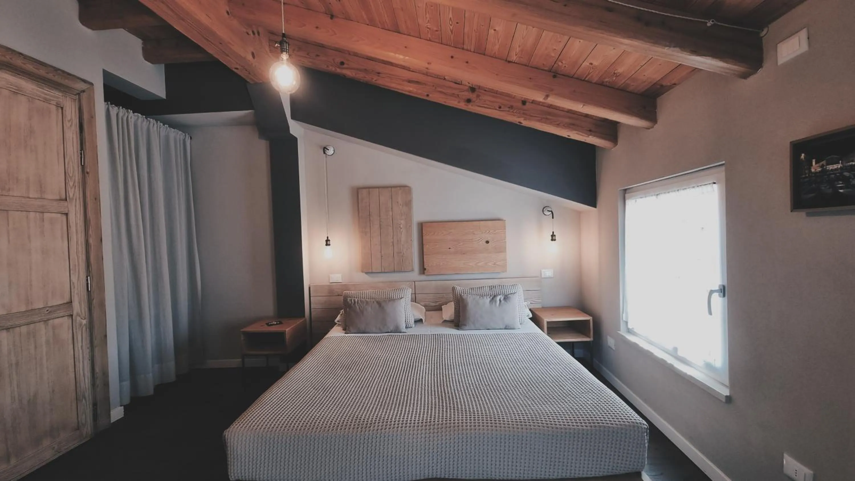 Photo of the whole room, Bed in Bardoliners