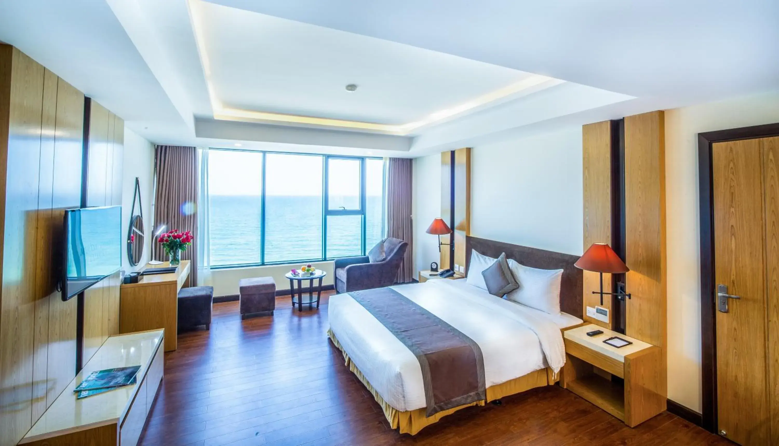 Deluxe Double Room with Sea View in Muong Thanh Luxury Danang Beach Hotel Deluxe Double Room with Sea View in Muong Thanh Luxury Danang Beach Hotel