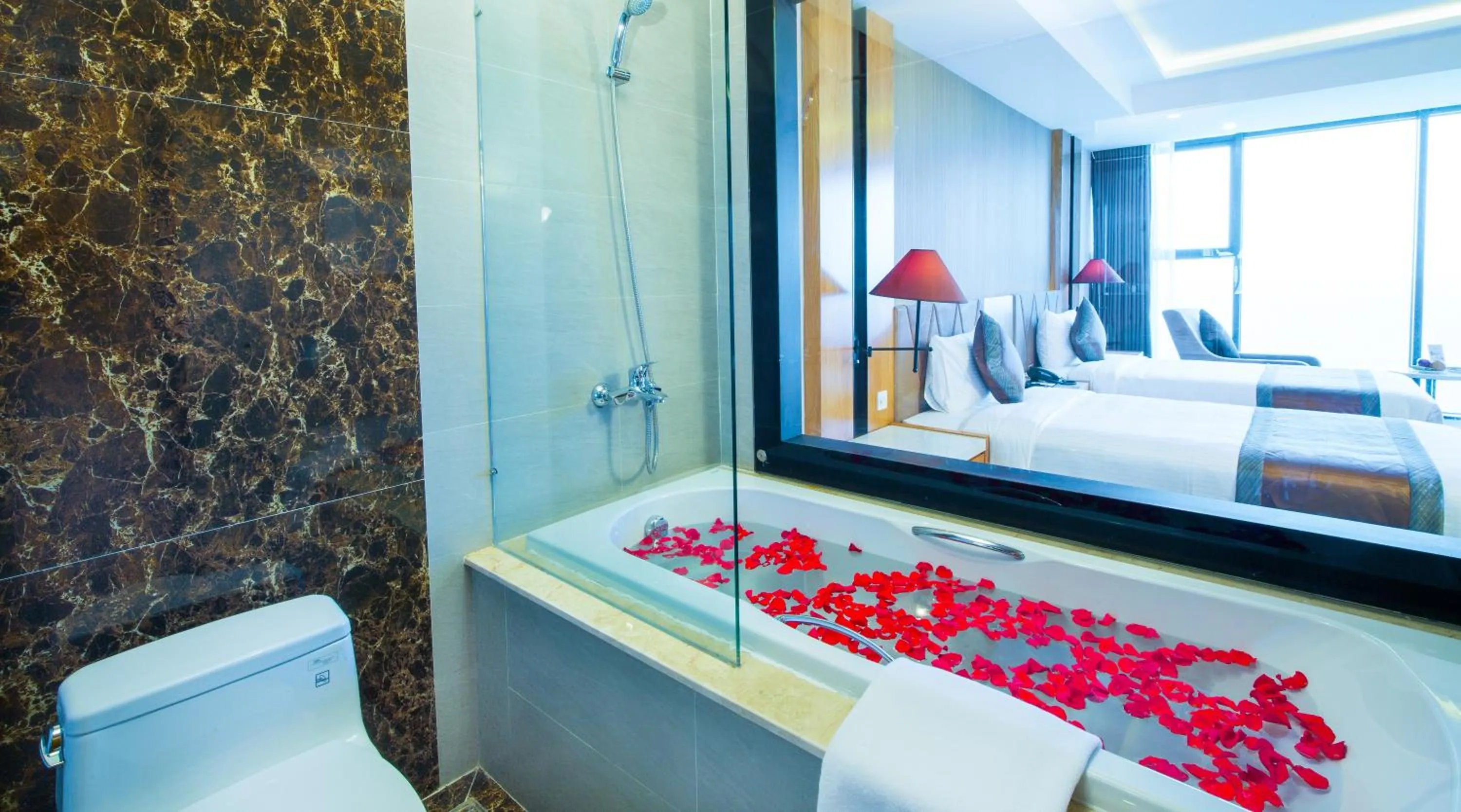 Bath, Bed in Muong Thanh Luxury Danang Beach Hotel