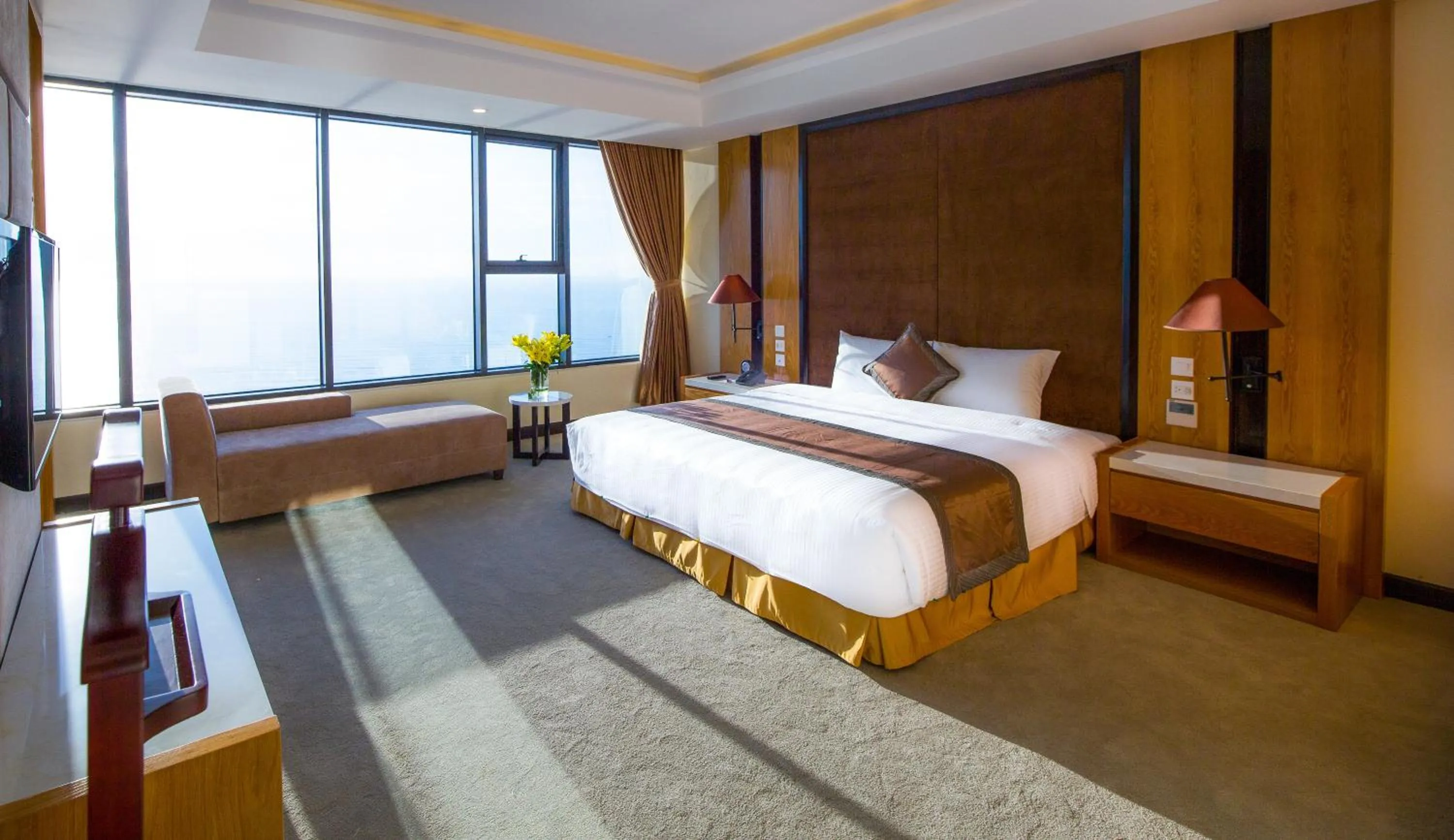 Bed in Muong Thanh Luxury Danang Beach Hotel