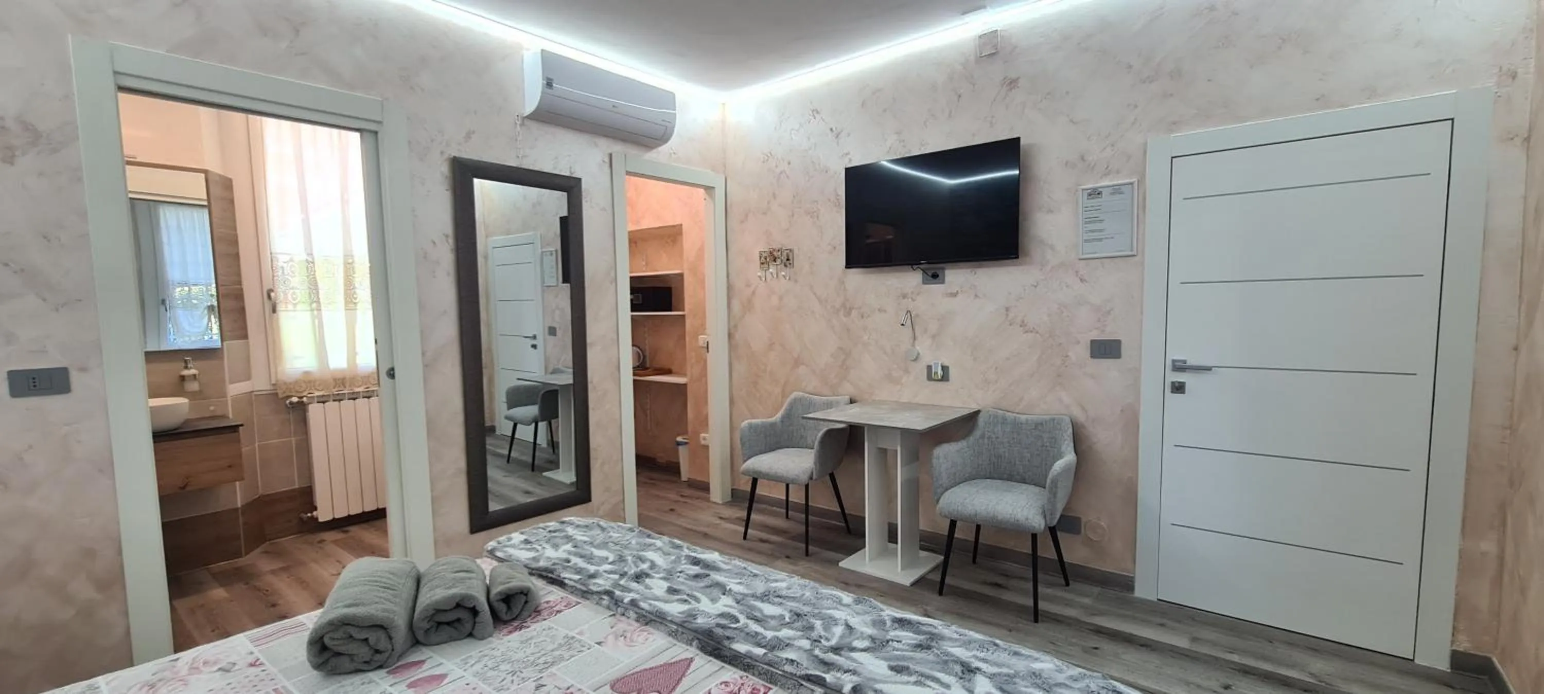 Photo of the whole room, Bed in B&B Le Palme