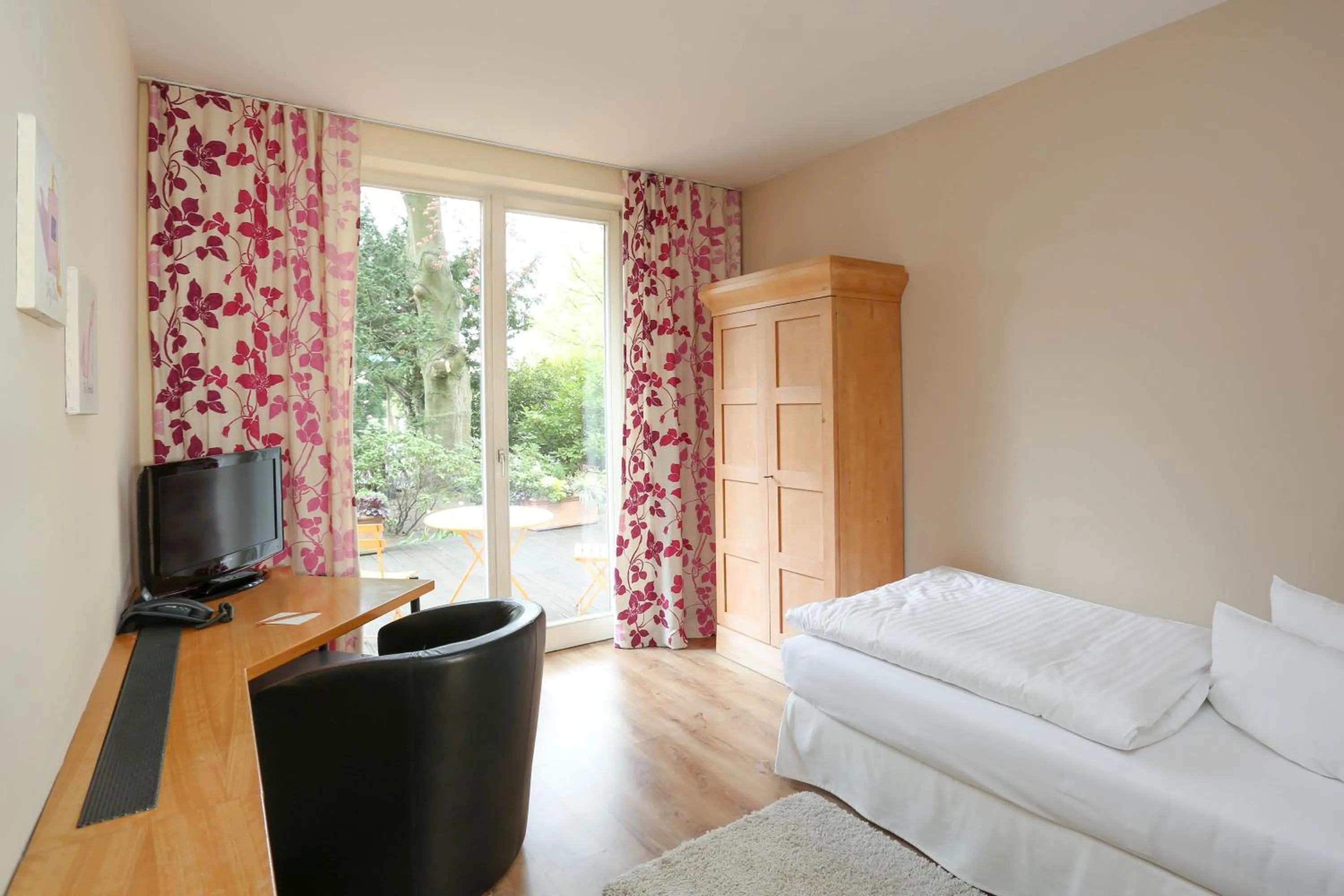 Photo of the whole room, Bed in Landhaus am See