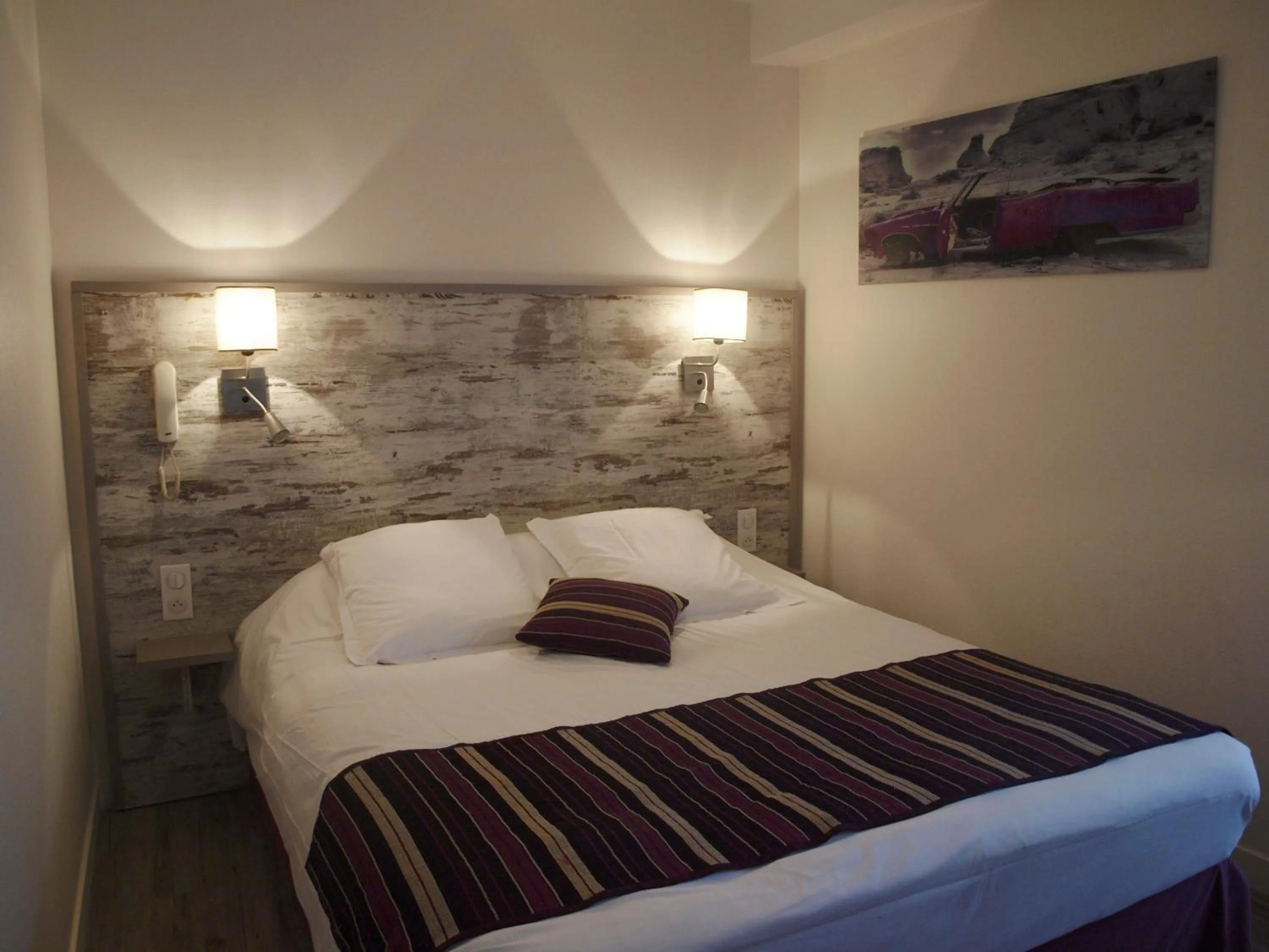 Bed in Auberge Du Cheval Blanc - Logis Hotel