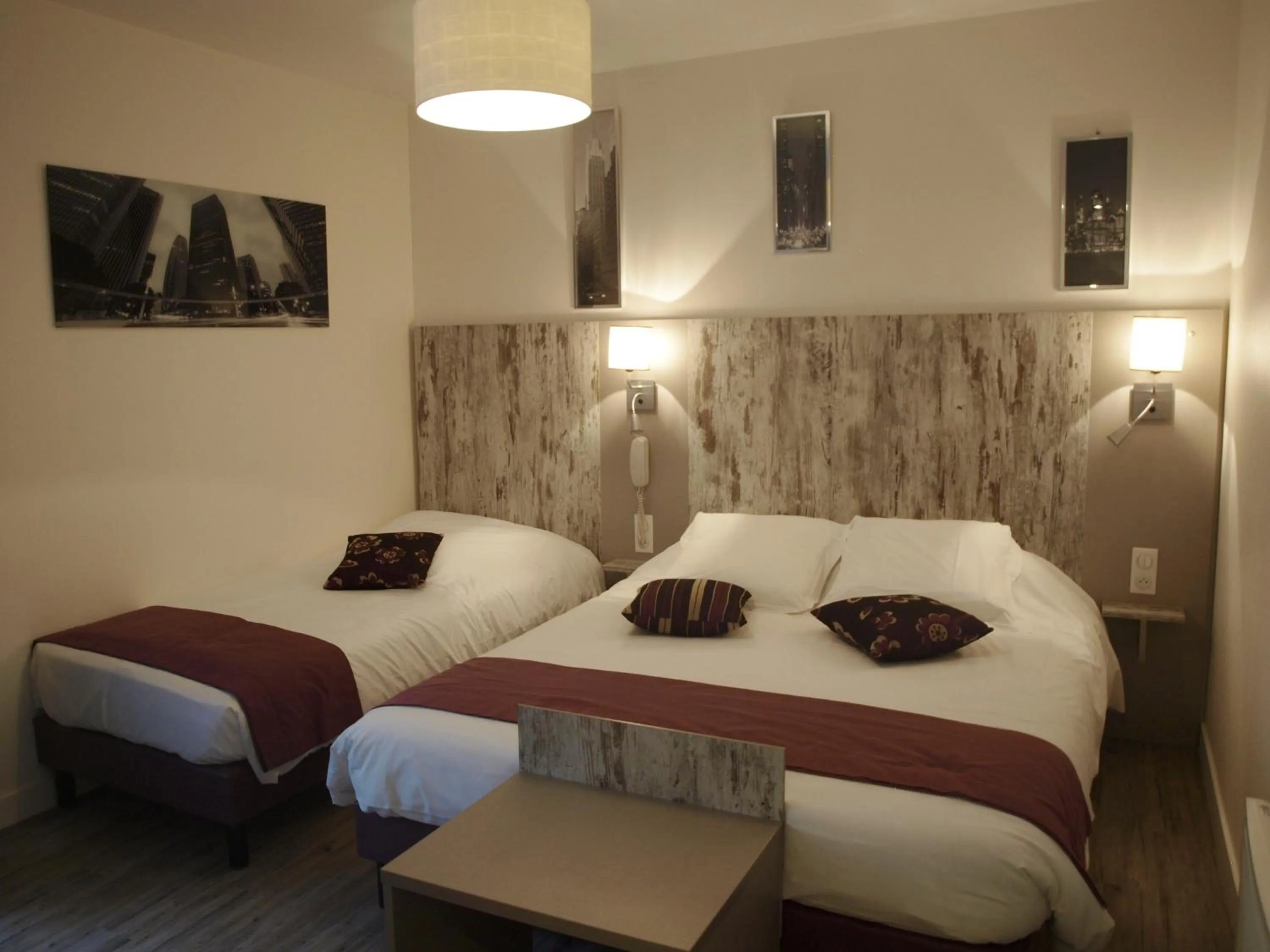 Bed in Auberge Du Cheval Blanc - Logis Hotel