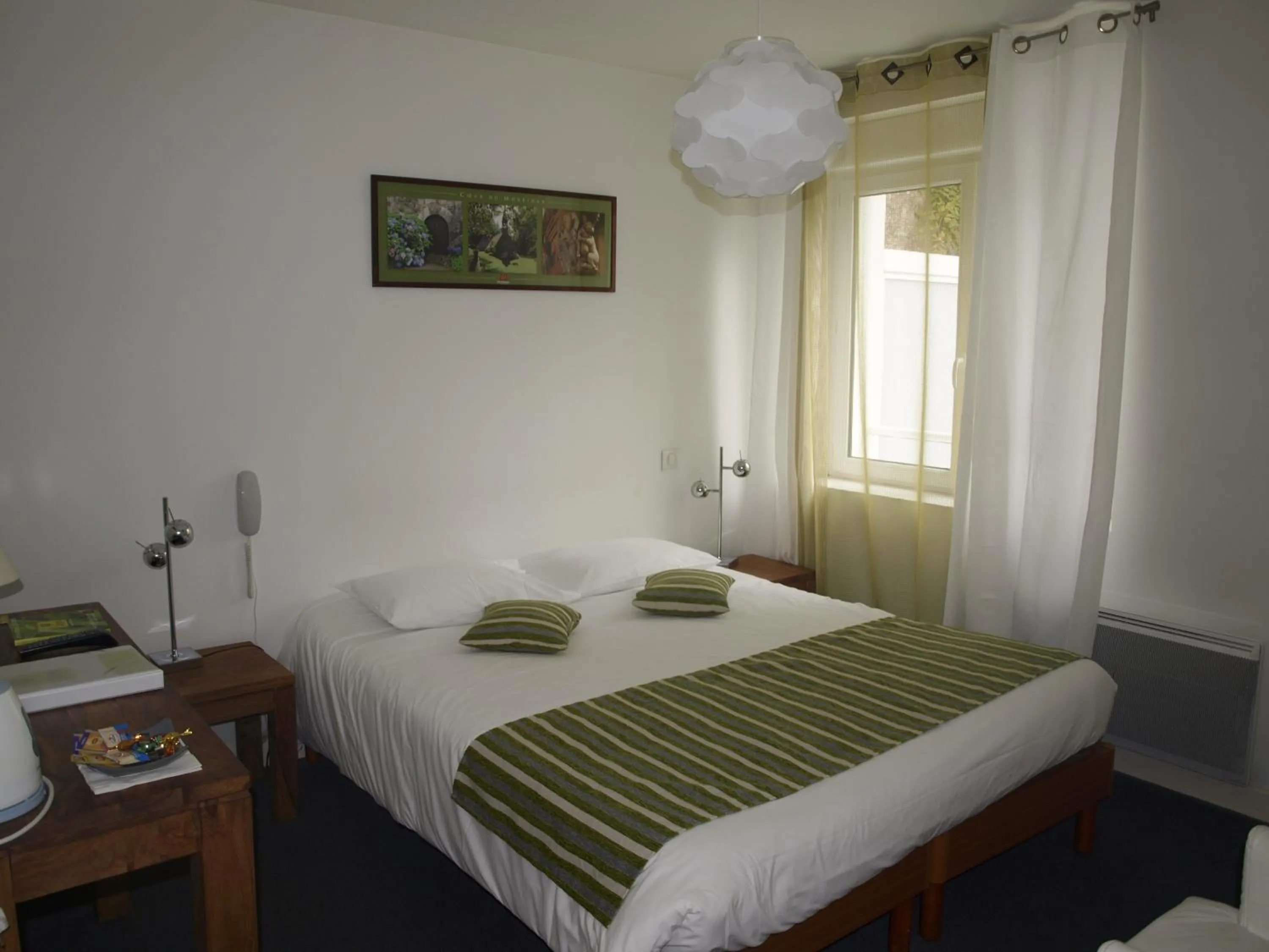 Bed in Auberge Du Cheval Blanc - Logis Hotel