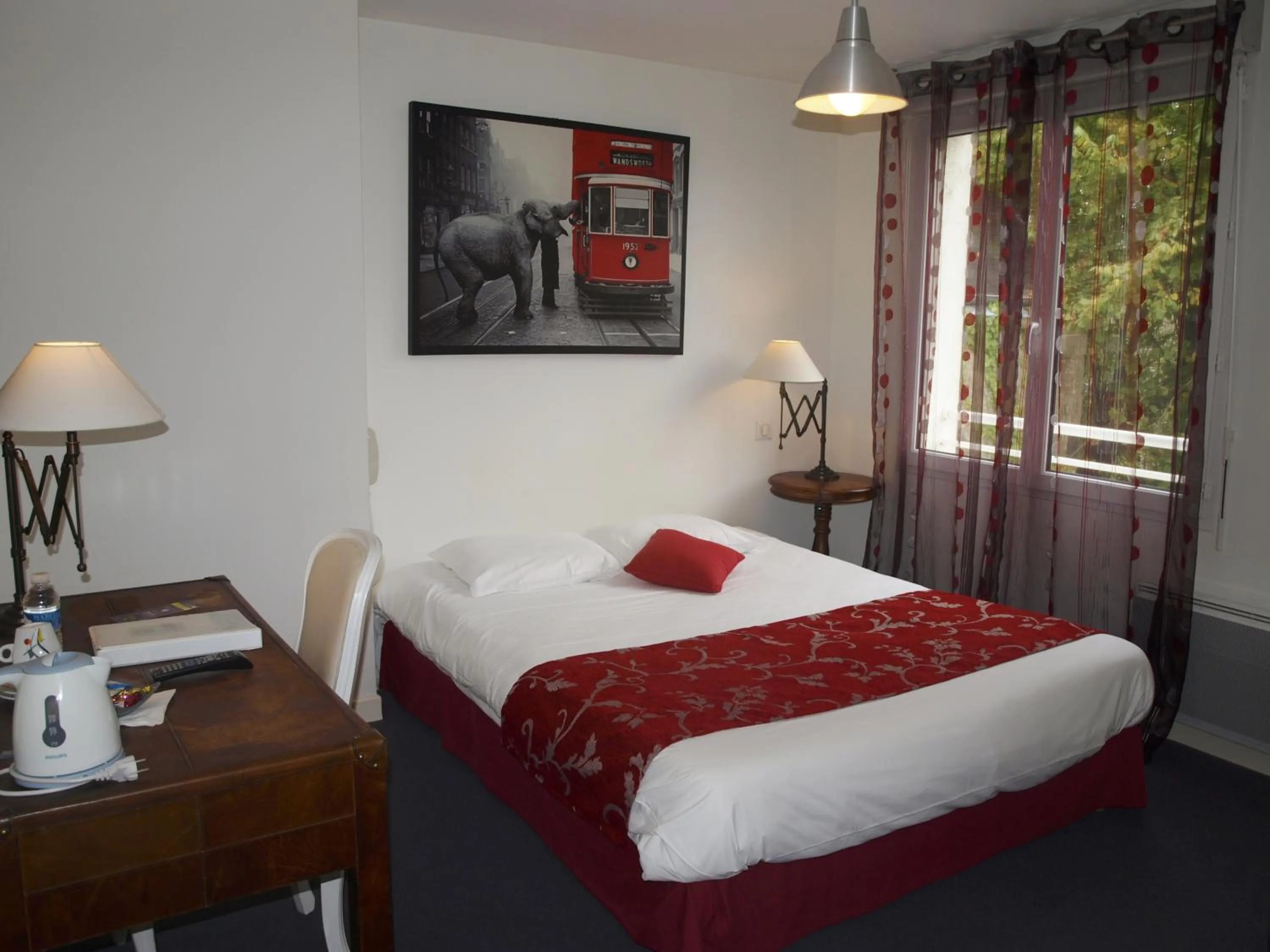 Bed in Auberge Du Cheval Blanc - Logis Hotel