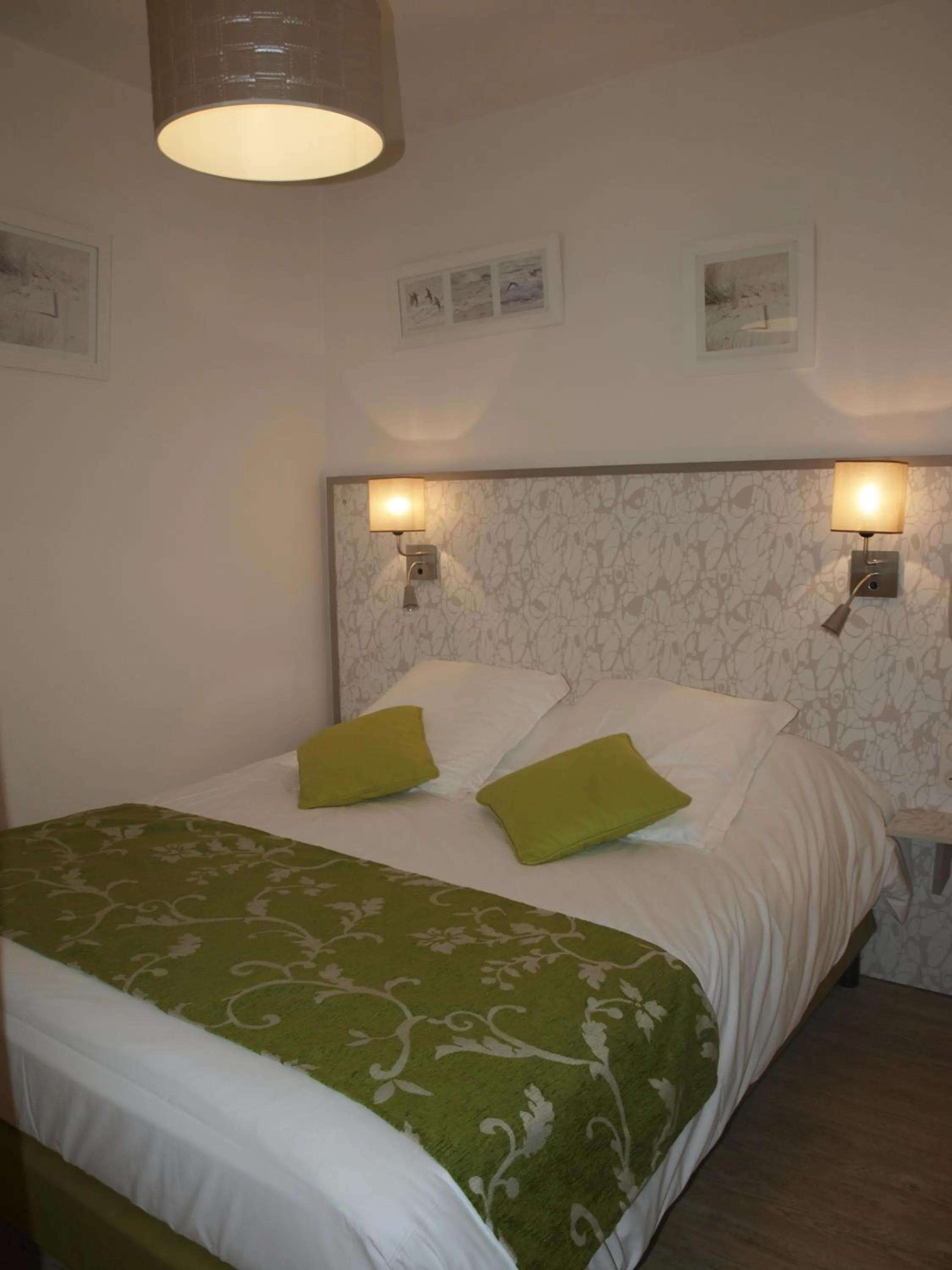 Bed in Auberge Du Cheval Blanc - Logis Hotel