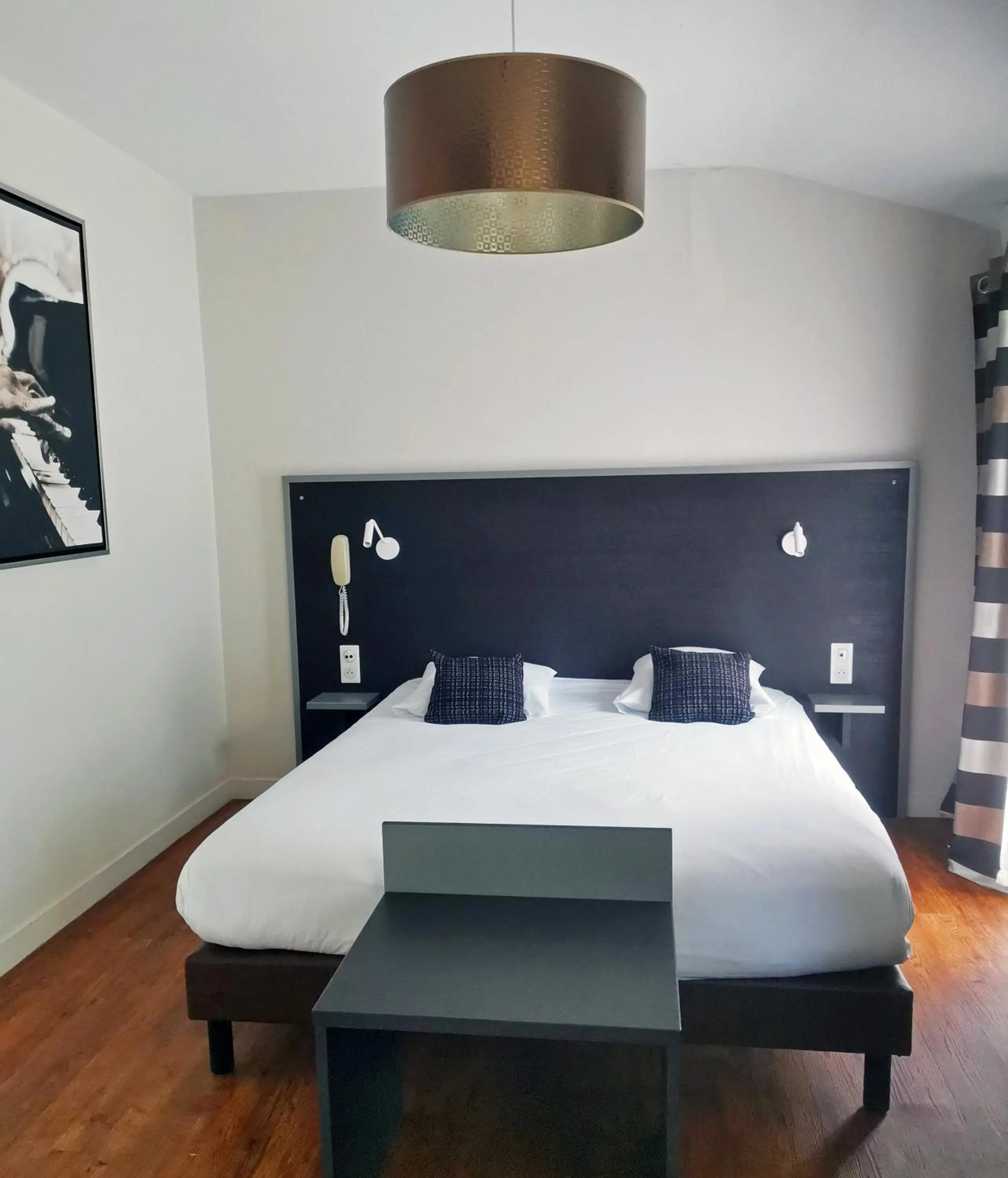 Bed in Auberge Du Cheval Blanc - Logis Hotel