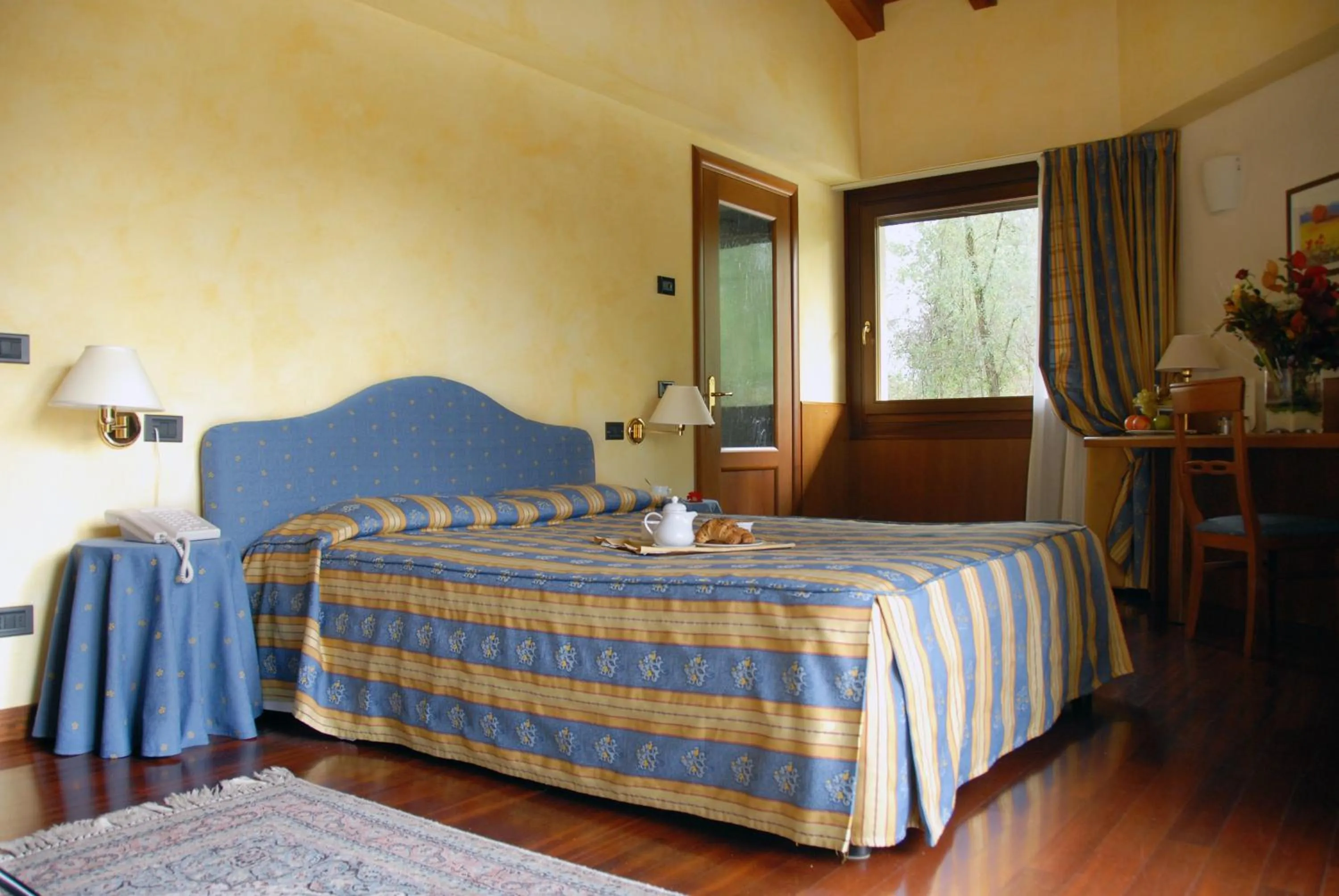 View (from property/room), Bed in Hotel Luna