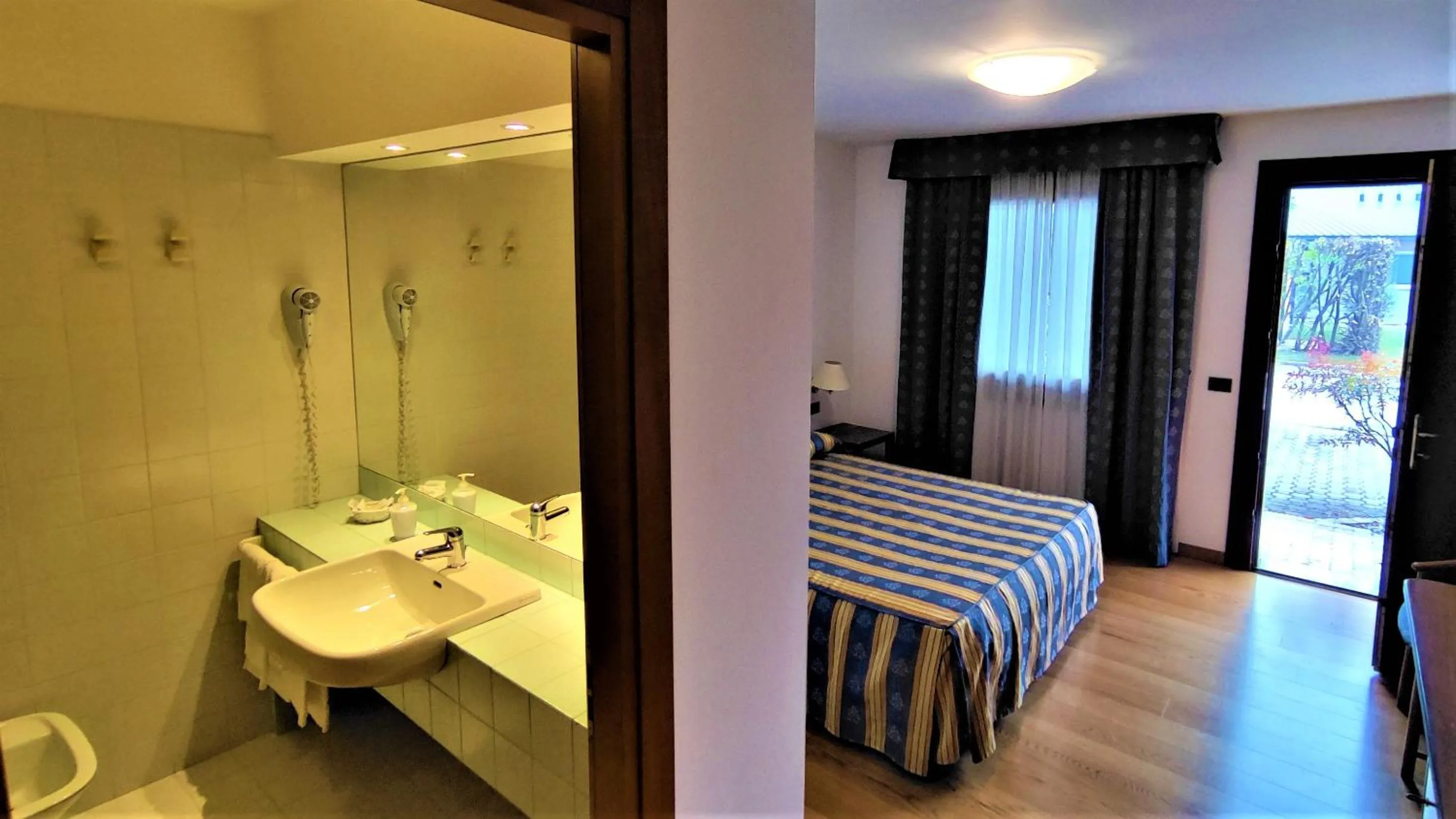 Garden, Bed in Hotel Luna