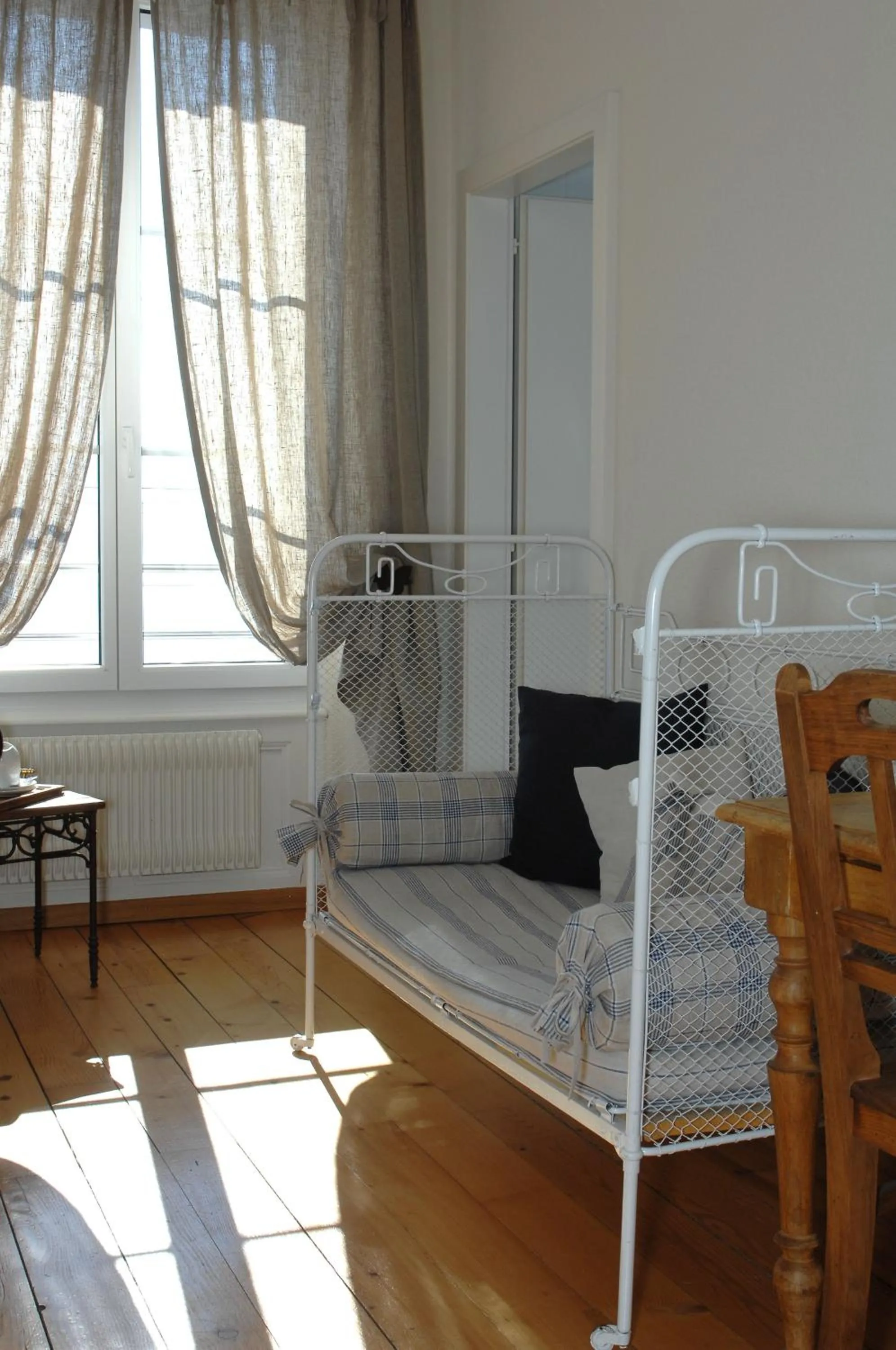 Decorative detail, Bed in Auberge de la Gare