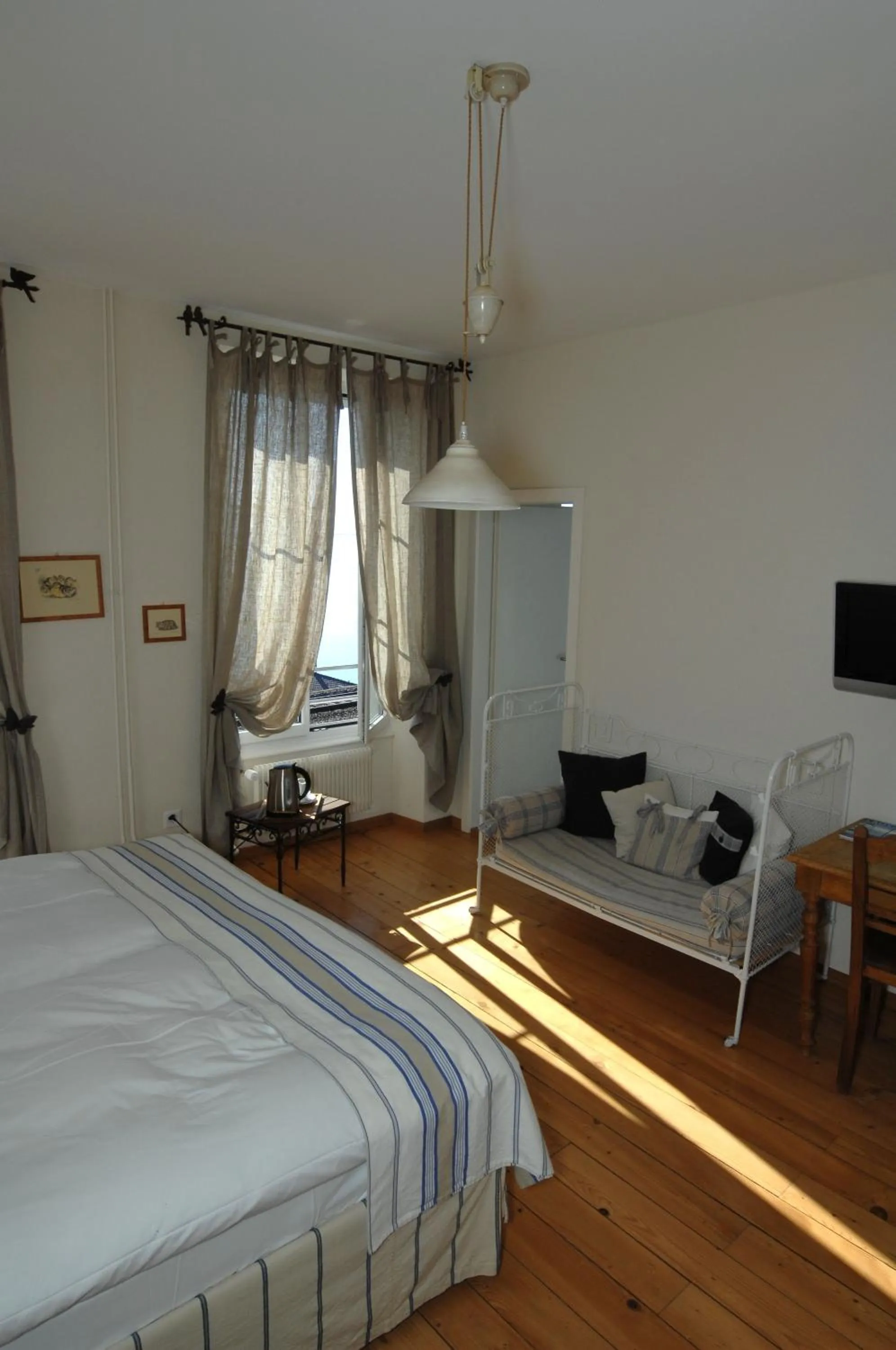 Decorative detail, Bed in Auberge de la Gare