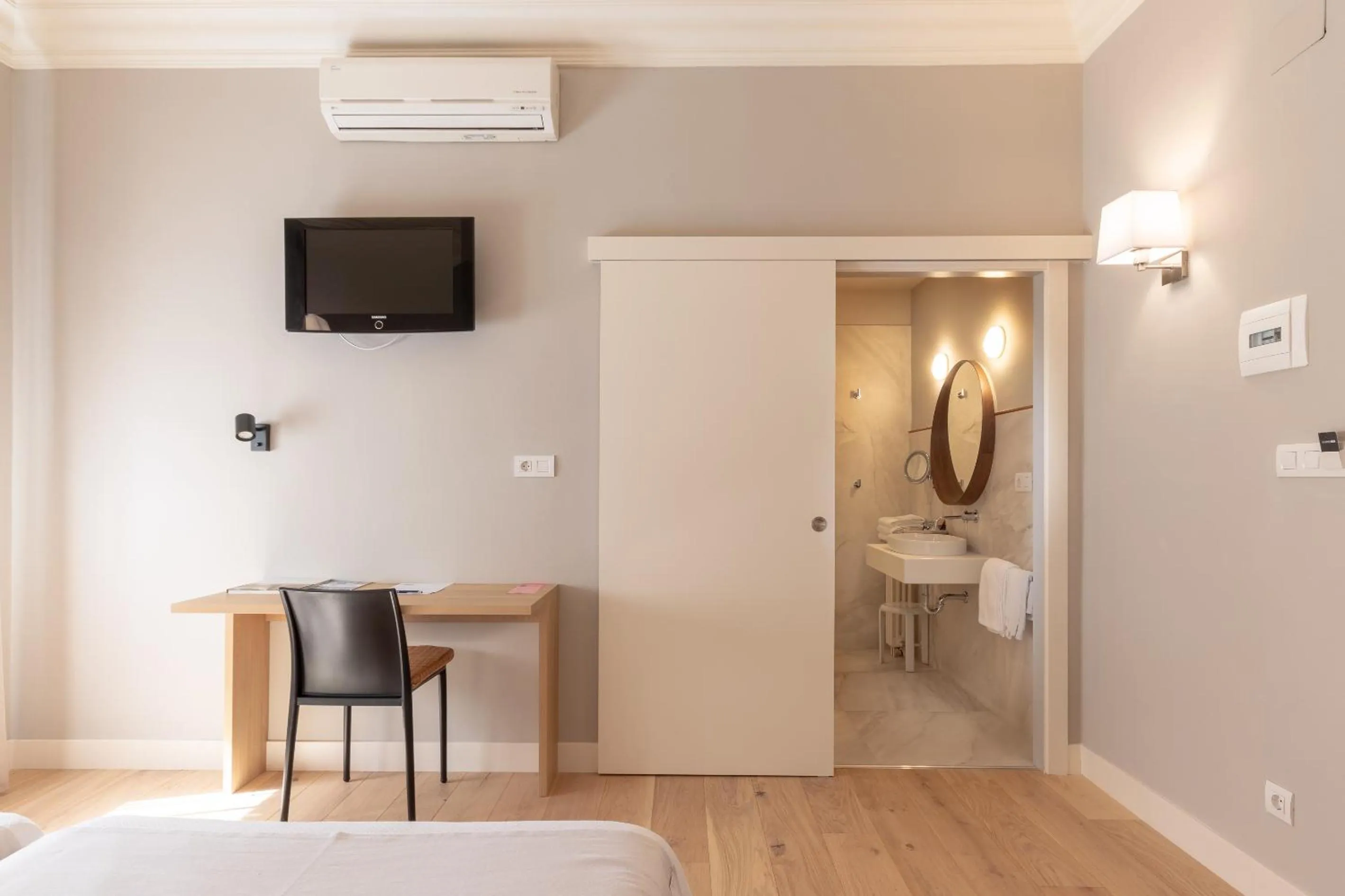 Bathroom, Bed in Hotel Artaza