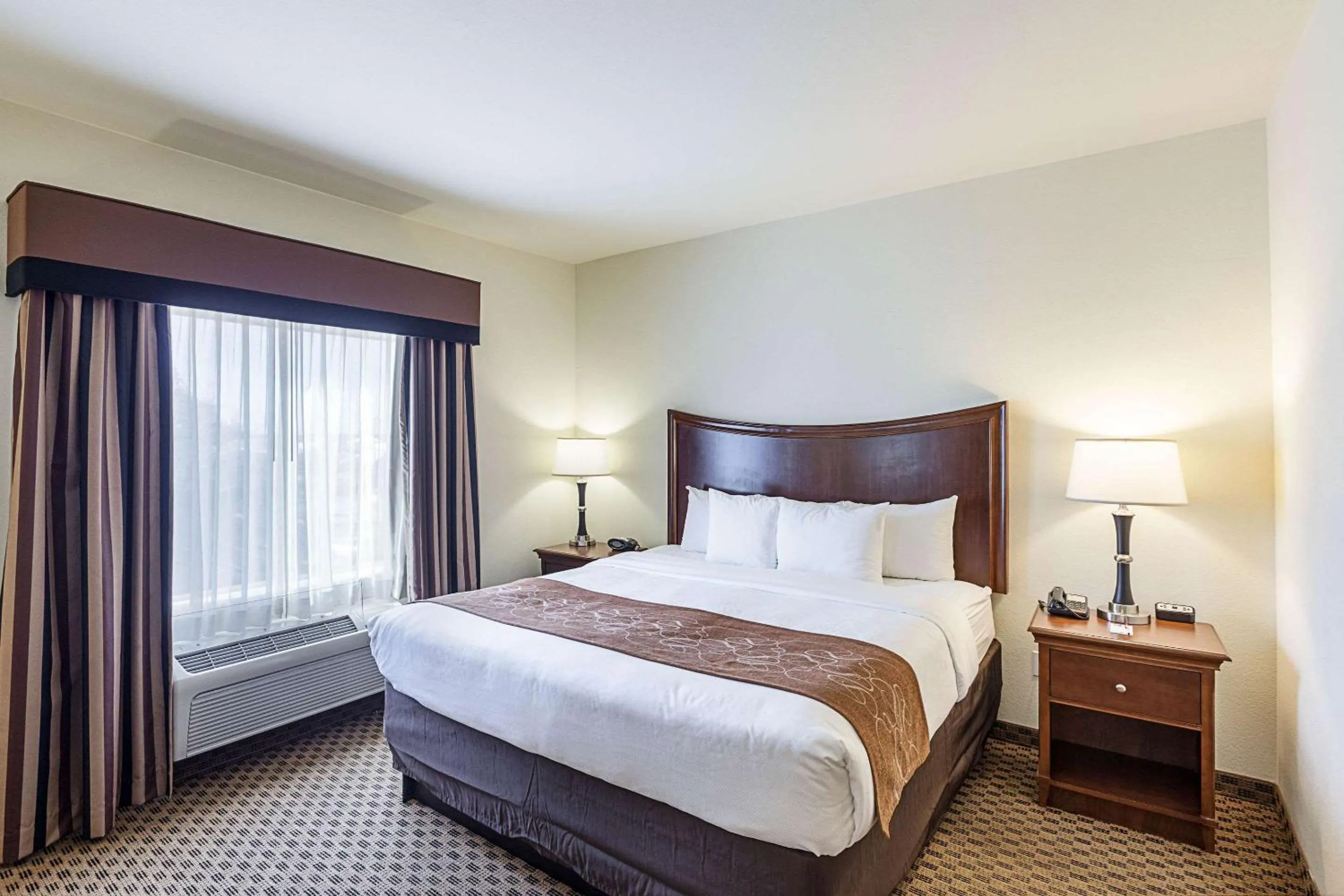 Photo of the whole room, Bed in Comfort Suites San Antonio North - Stone Oak