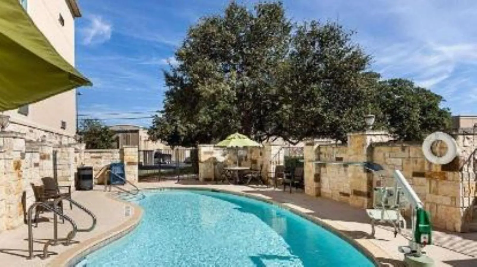 Swimming pool in Comfort Suites San Antonio North - Stone Oak
