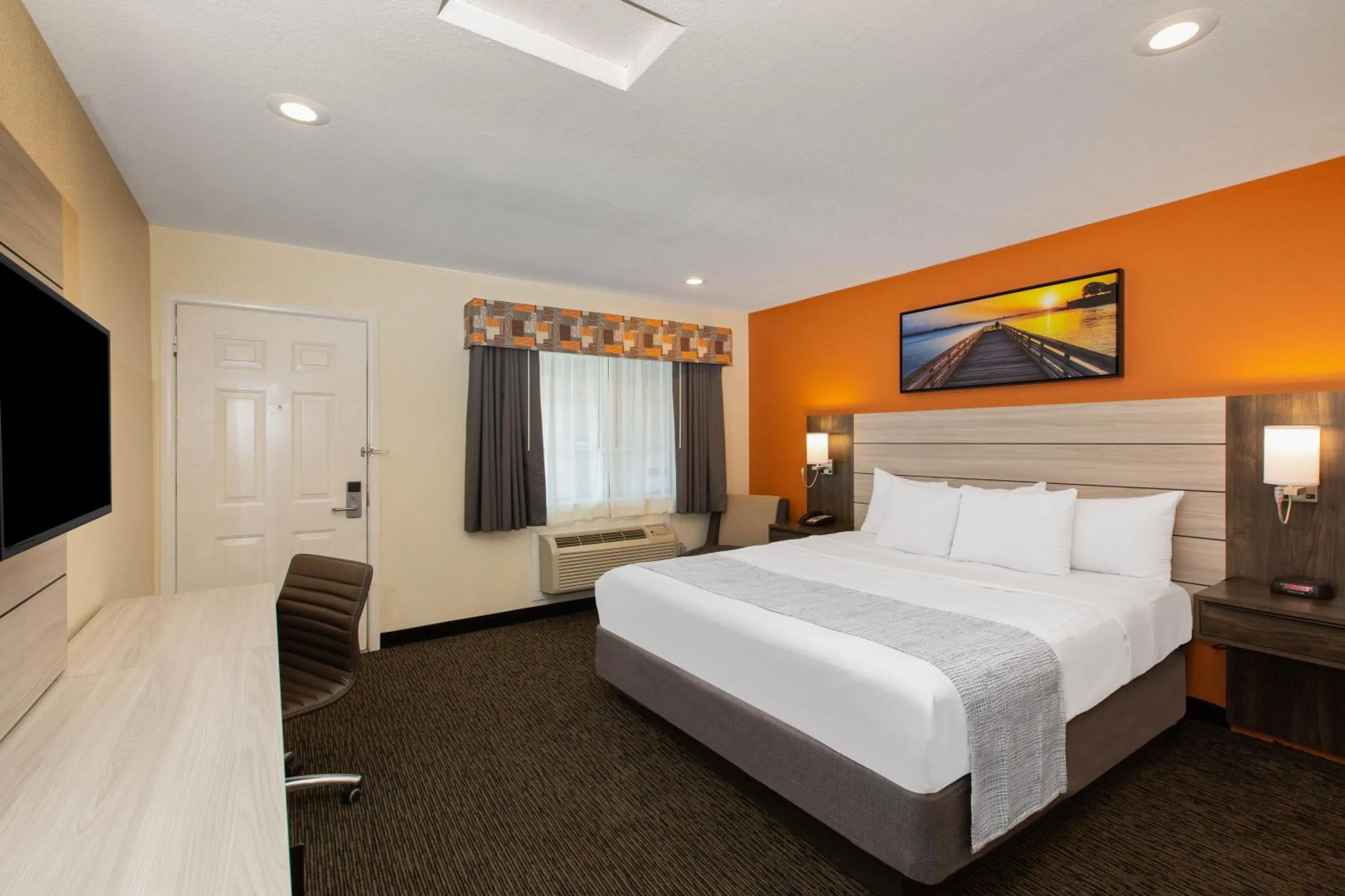 Photo of the whole room, Bed in Days Inn by Wyndham Monterey-Fisherman's Wharf Aquarium