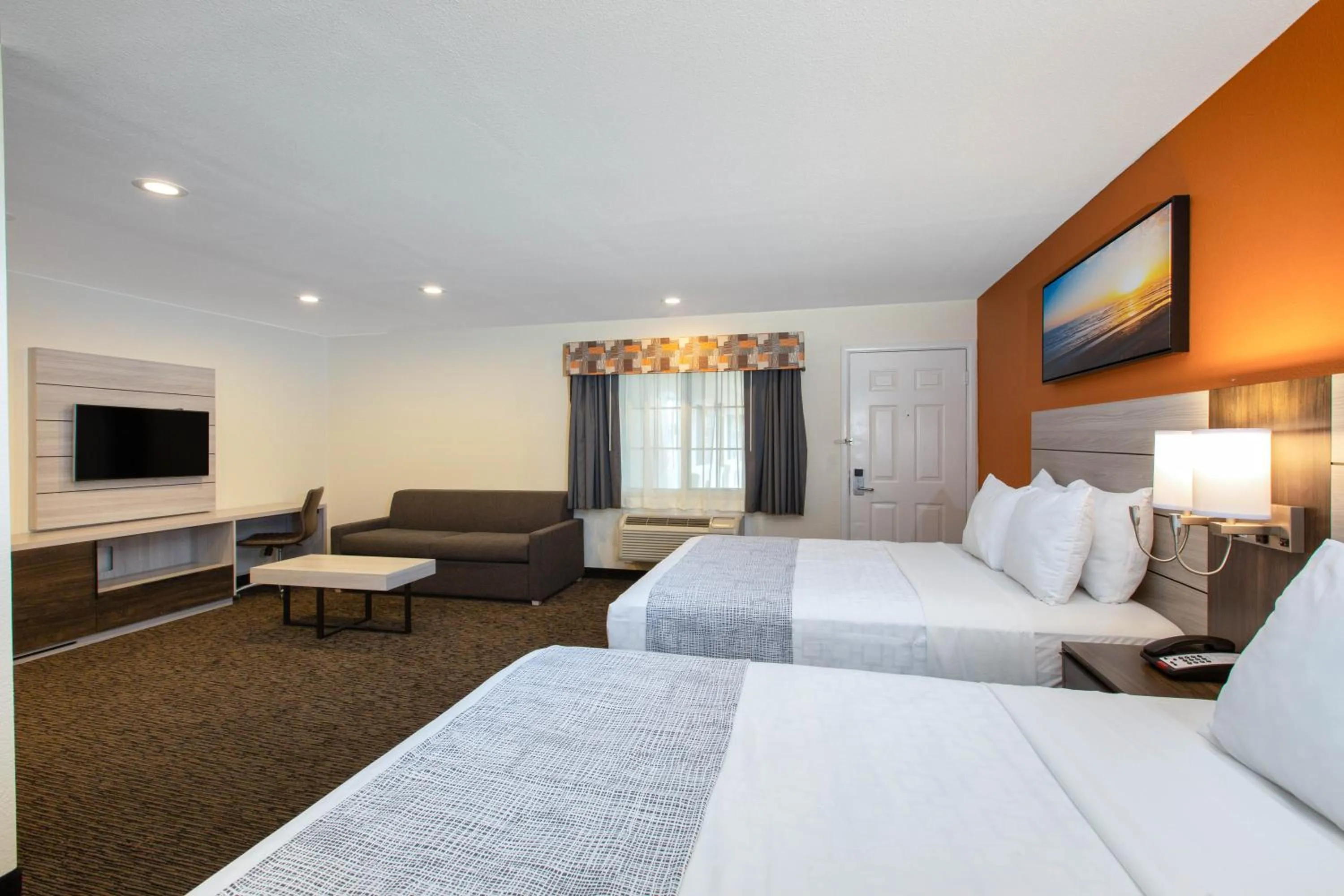 Communal lounge/ TV room, Bed in Days Inn by Wyndham Monterey-Fisherman's Wharf Aquarium