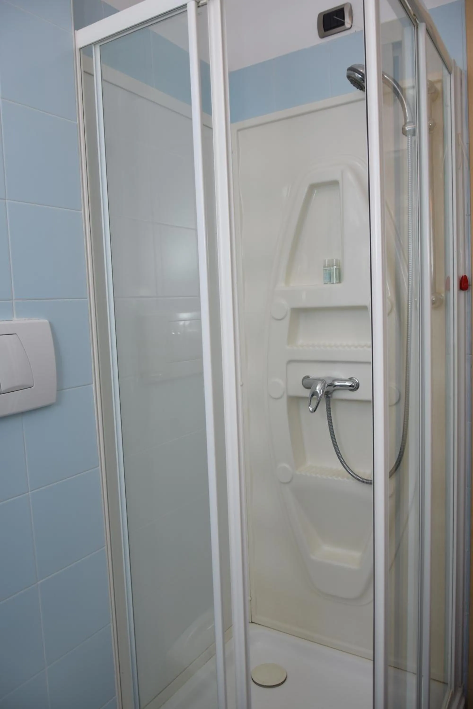 Shower in Hotel Antares
