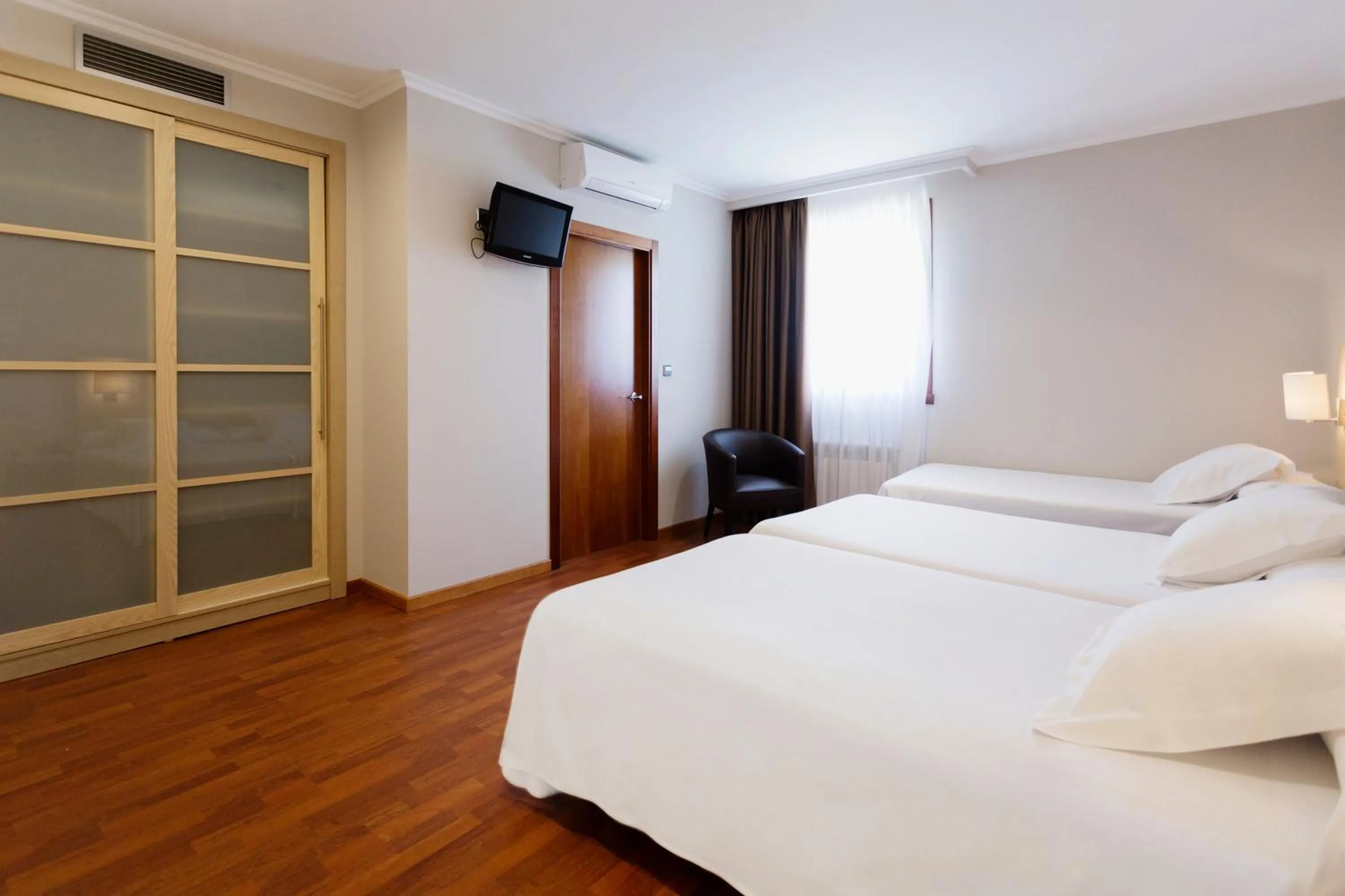 Bedroom, Bed in Hotel Valencia