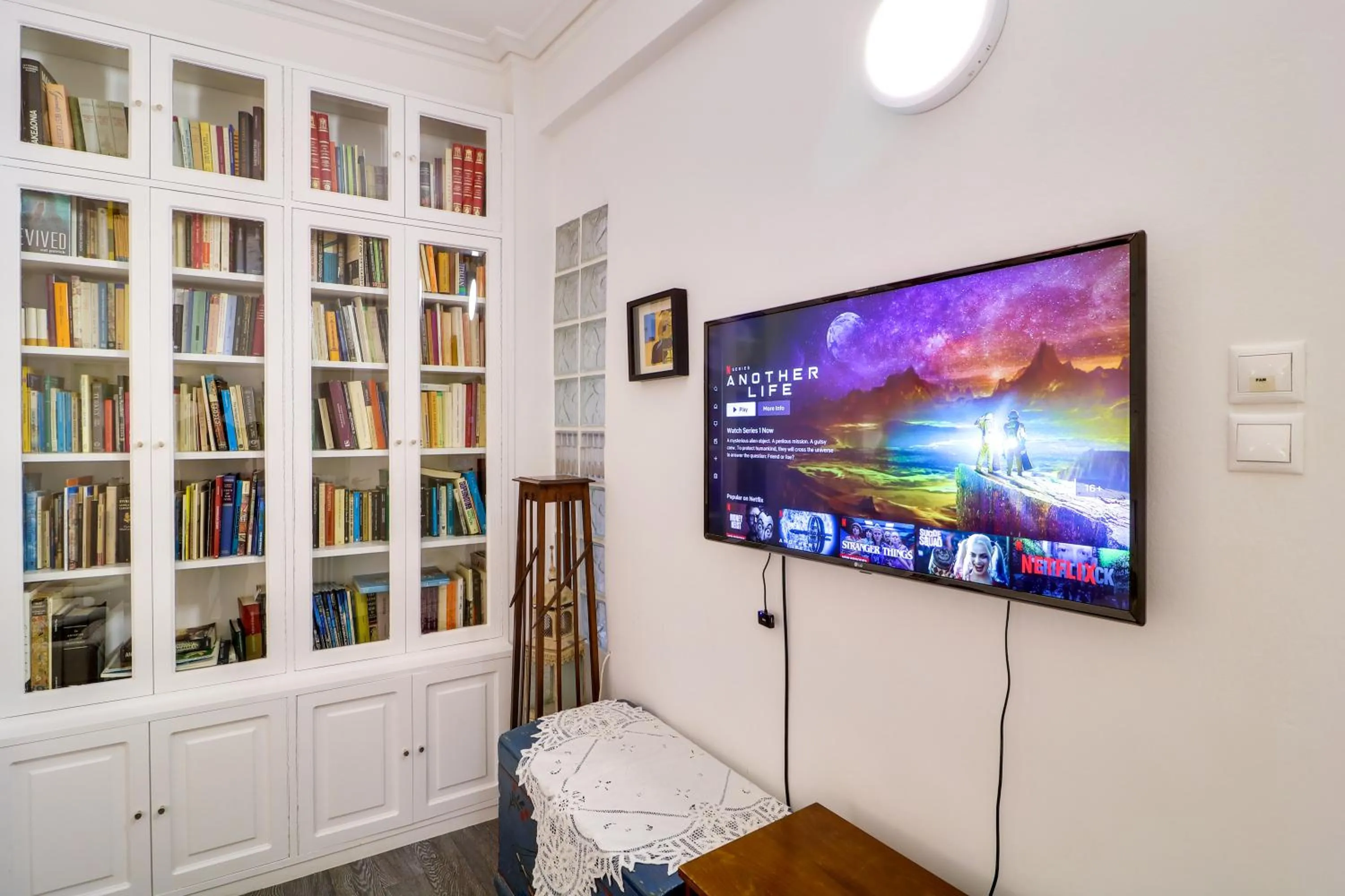Library in Plaka Elegant Apartment