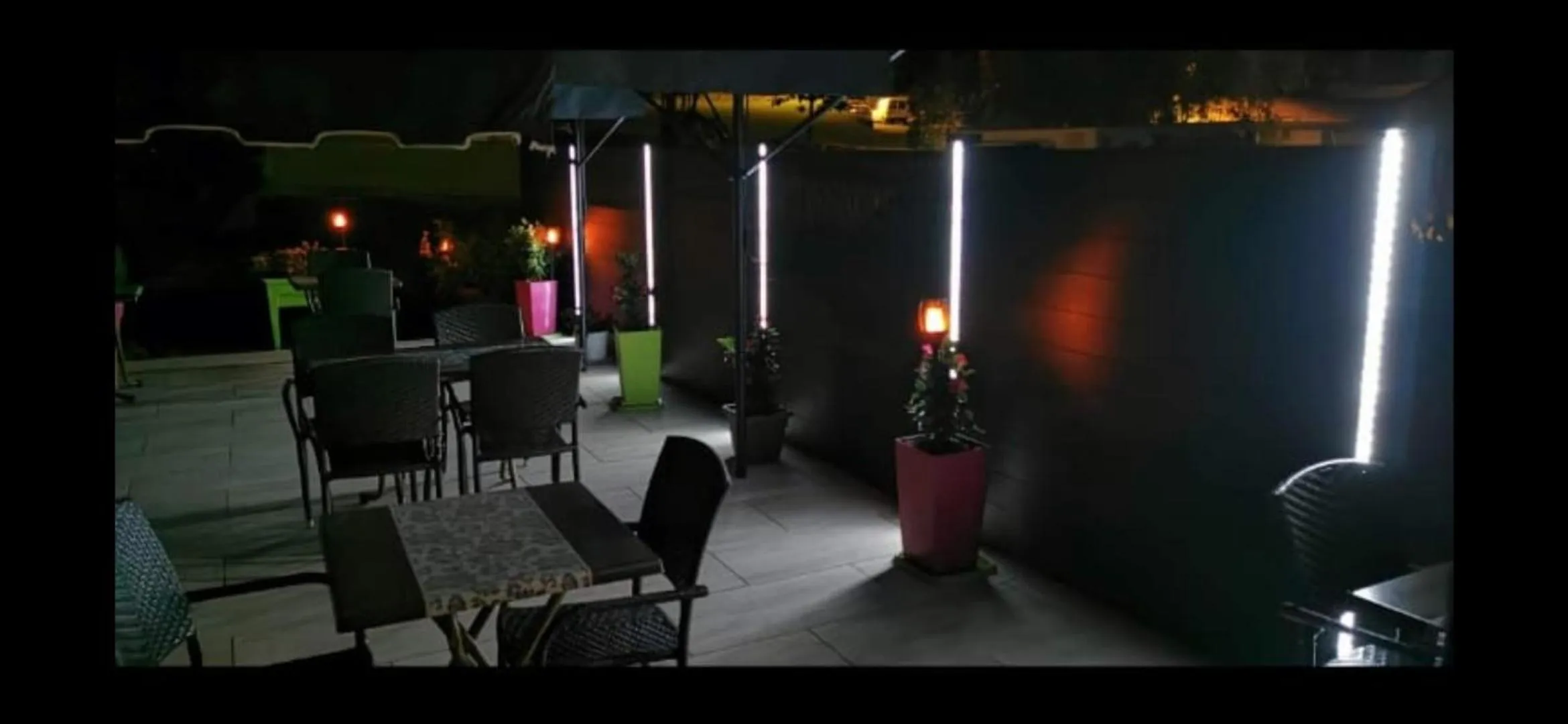 Patio in Hôtel Le Bambi