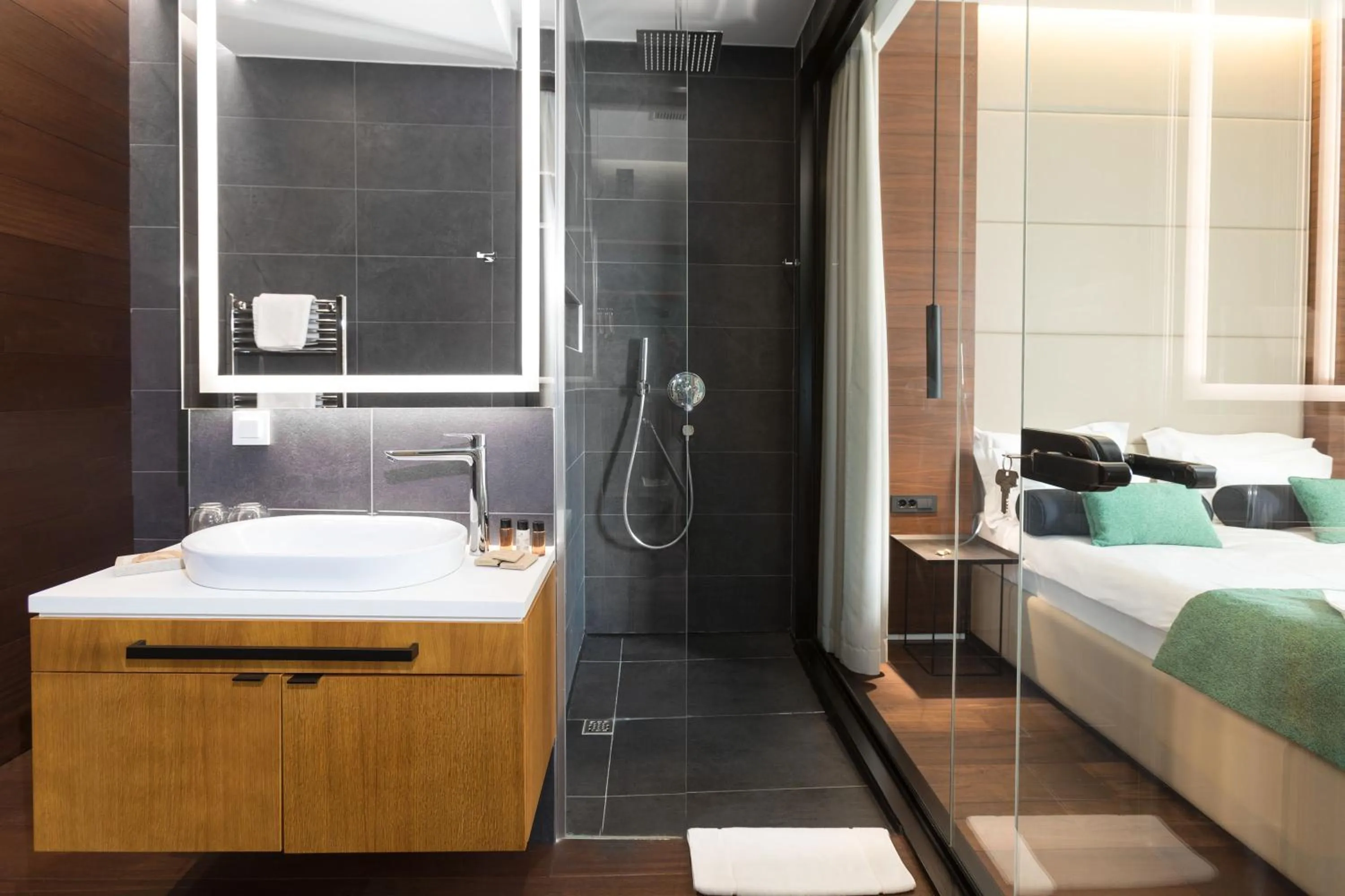 Shower, Bed in Dominic Smart & Luxury Suites - Parliament